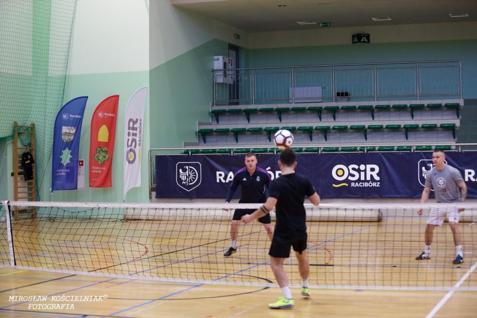 Zdjęcie w galerii na portalu naszraciborz.pl: Zacięta rywalizacja w IV edycji Turnieju Siatkonogi. Kamil Duda i Farid Ali triumfują wiadomości z regionu