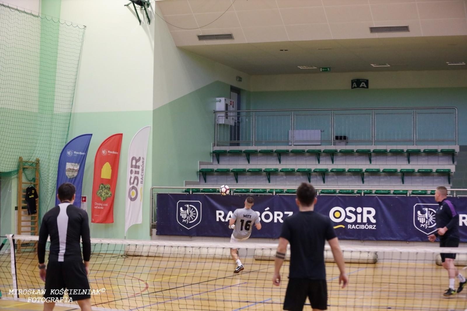 Zdjęcie w galerii na portalu naszraciborz.pl: Zacięta rywalizacja w IV edycji Turnieju Siatkonogi. Kamil Duda i Farid Ali triumfują wiadomości z regionu