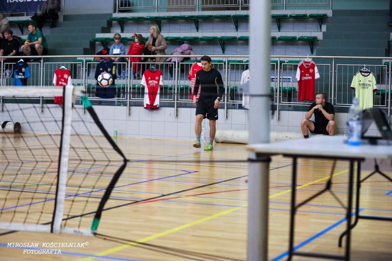 Zdjęcie w galerii na portalu naszraciborz.pl: Zacięta rywalizacja w IV edycji Turnieju Siatkonogi. Kamil Duda i Farid Ali triumfują wiadomości z regionu