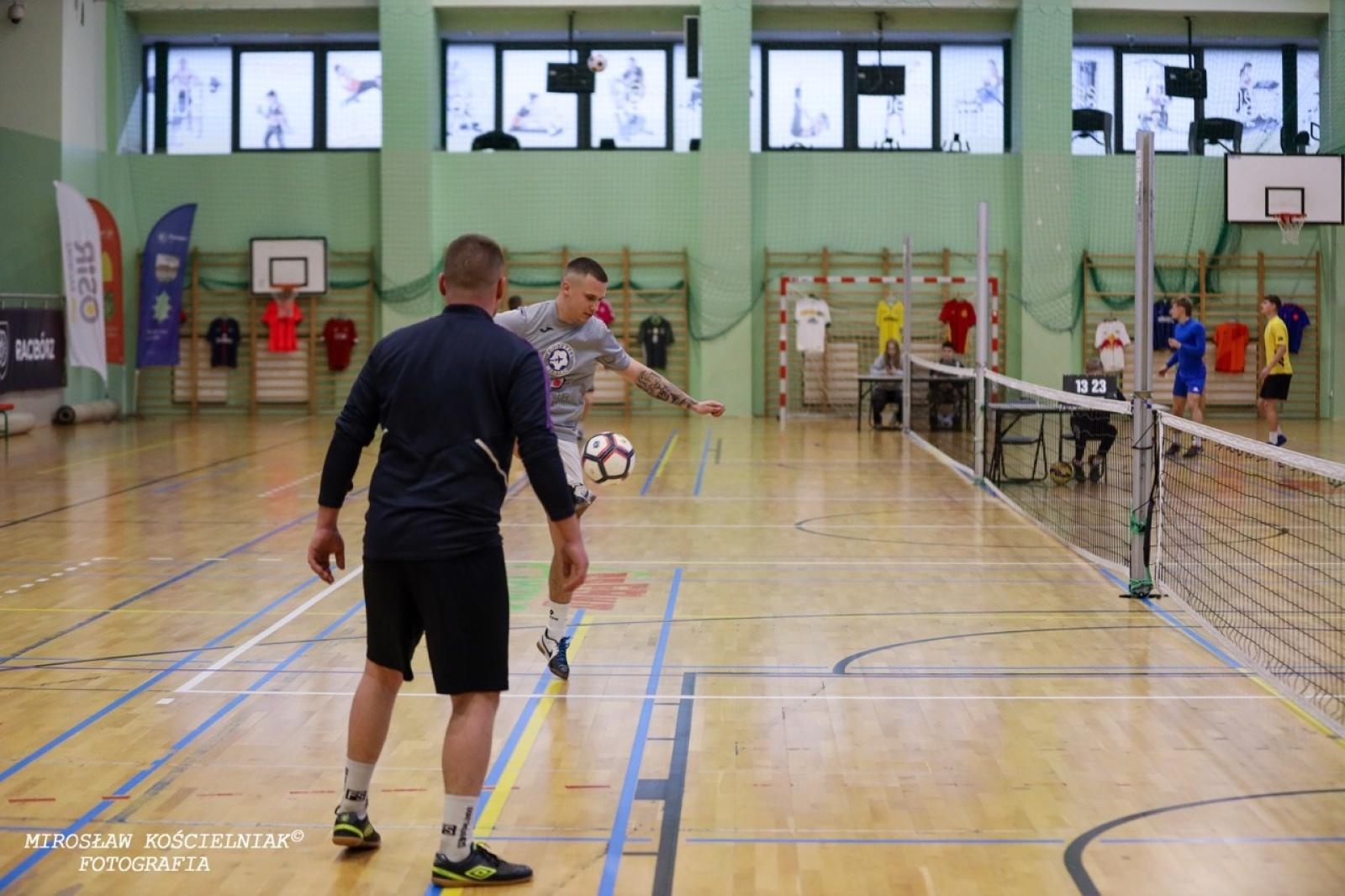 Zdjęcie w galerii na portalu naszraciborz.pl: Zacięta rywalizacja w IV edycji Turnieju Siatkonogi. Kamil Duda i Farid Ali triumfują wiadomości z regionu