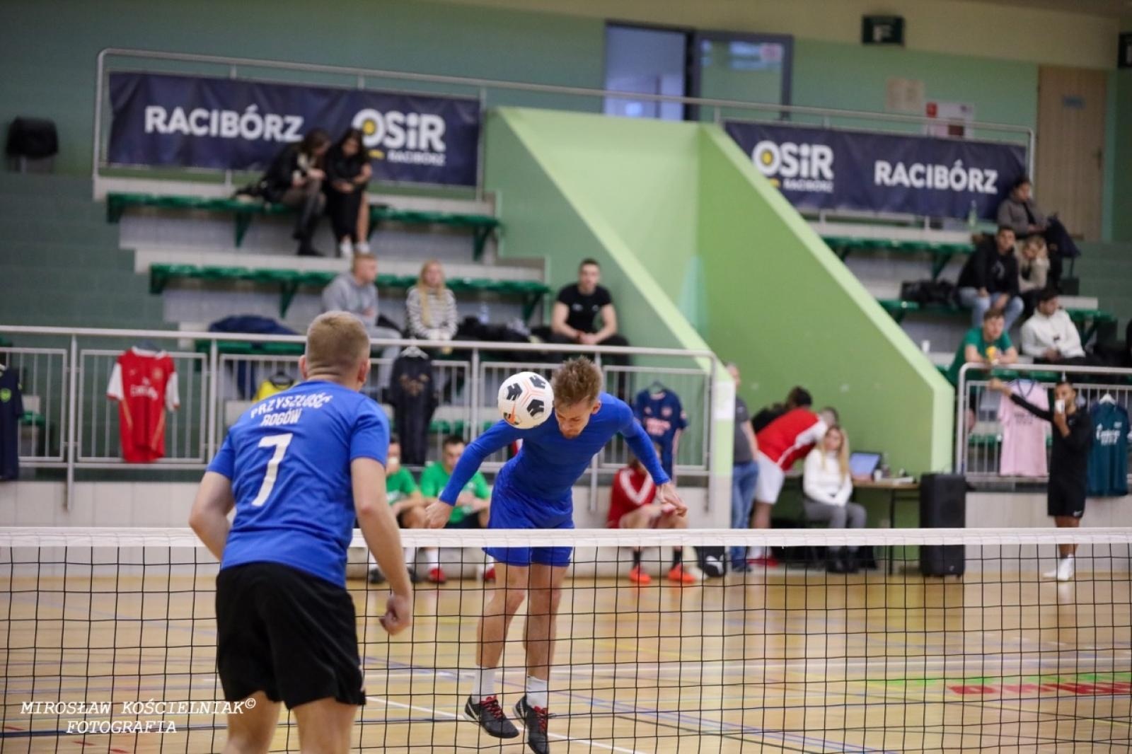Zdjęcie w galerii na portalu naszraciborz.pl: Zacięta rywalizacja w IV edycji Turnieju Siatkonogi. Kamil Duda i Farid Ali triumfują wiadomości z regionu