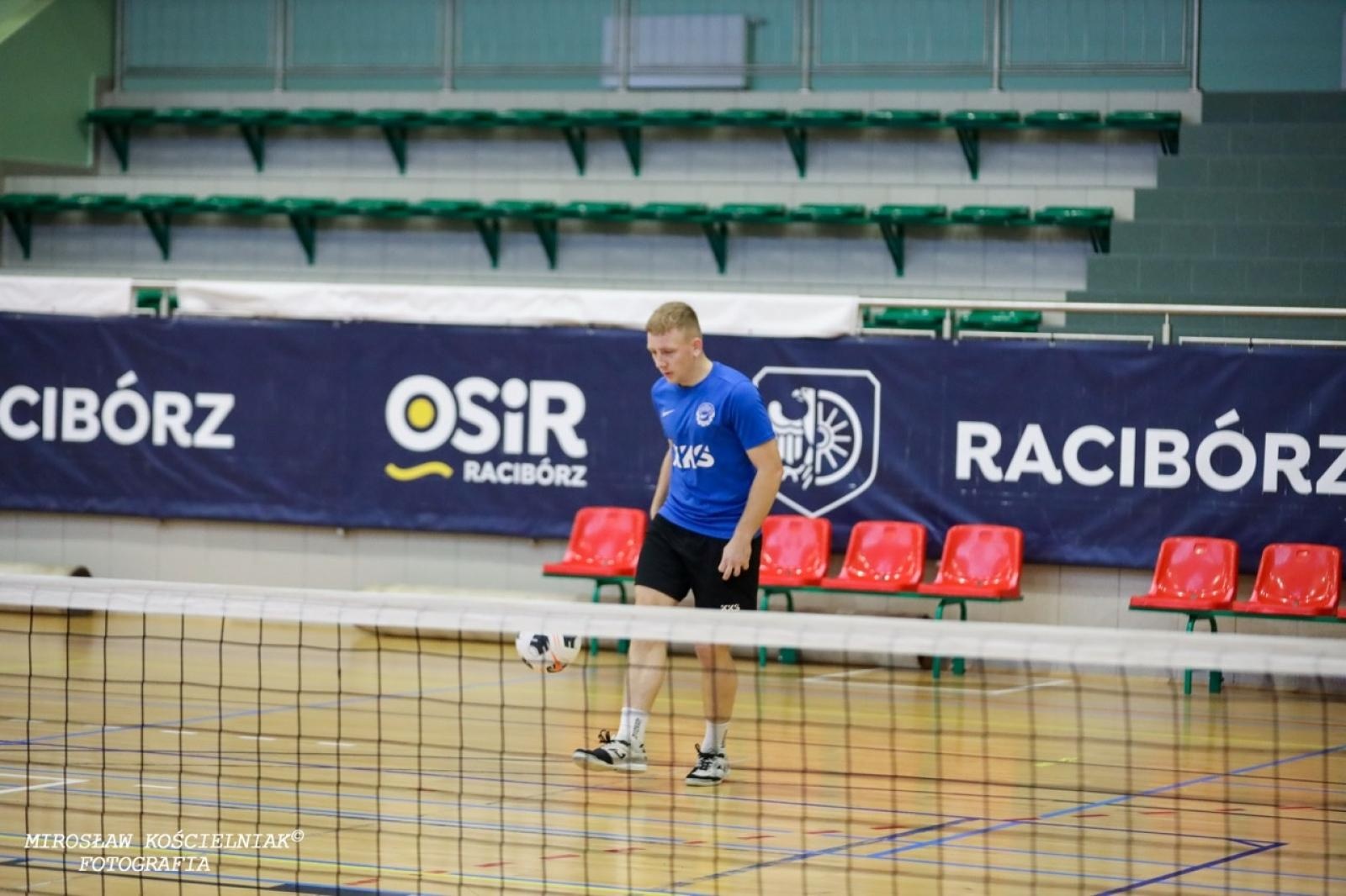 Zdjęcie w galerii na portalu naszraciborz.pl: Zacięta rywalizacja w IV edycji Turnieju Siatkonogi. Kamil Duda i Farid Ali triumfują wiadomości z regionu