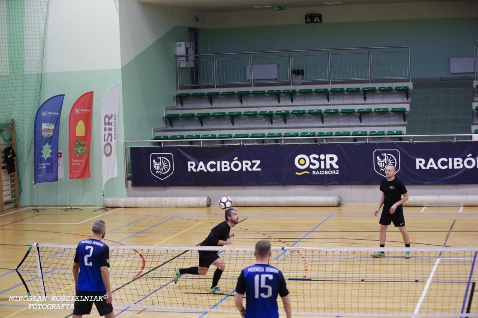 Zdjęcie w galerii na portalu naszraciborz.pl: Zacięta rywalizacja w IV edycji Turnieju Siatkonogi. Kamil Duda i Farid Ali triumfują wiadomości z regionu