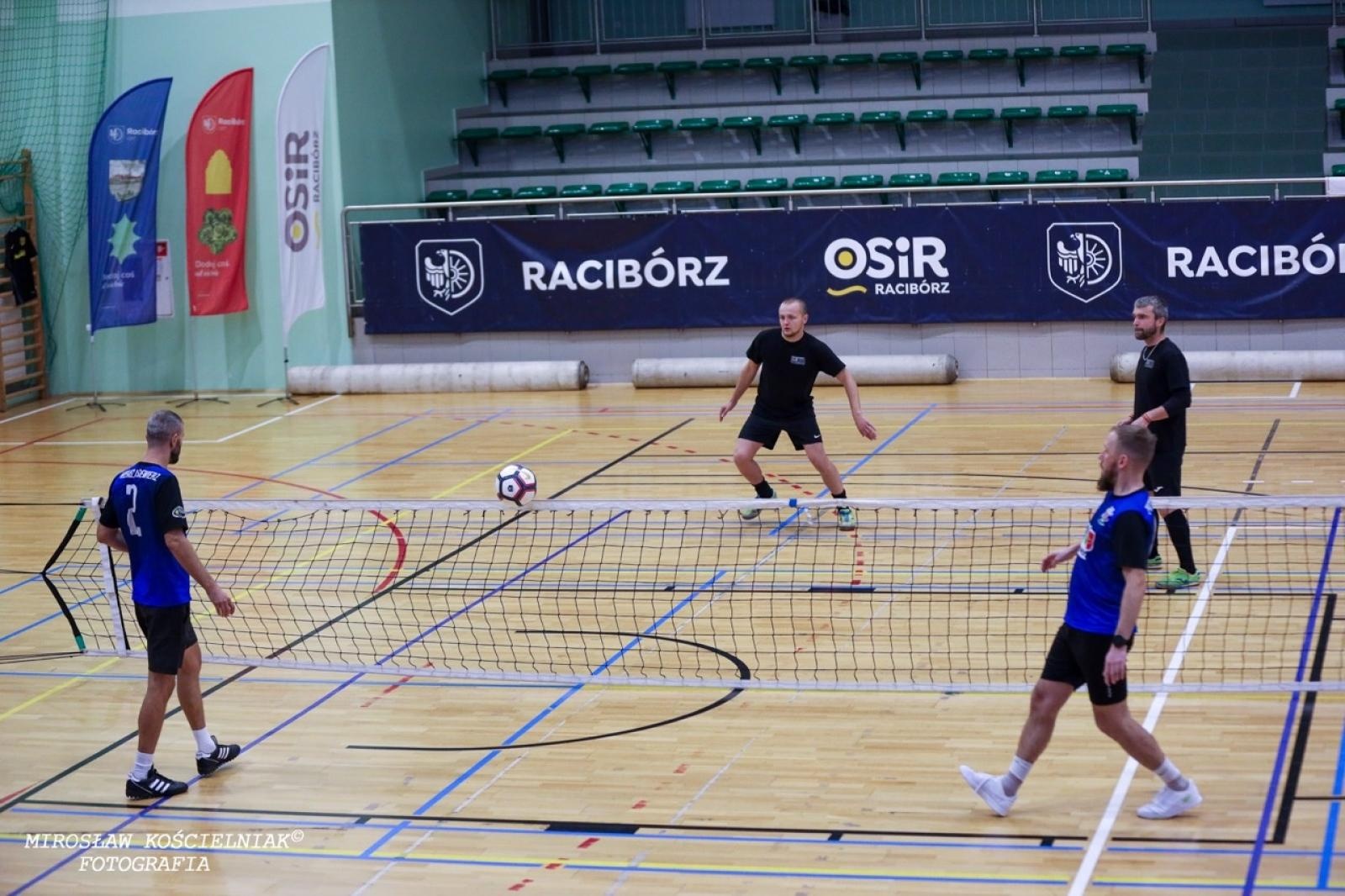 Zdjęcie w galerii na portalu naszraciborz.pl: Zacięta rywalizacja w IV edycji Turnieju Siatkonogi. Kamil Duda i Farid Ali triumfują wiadomości z regionu