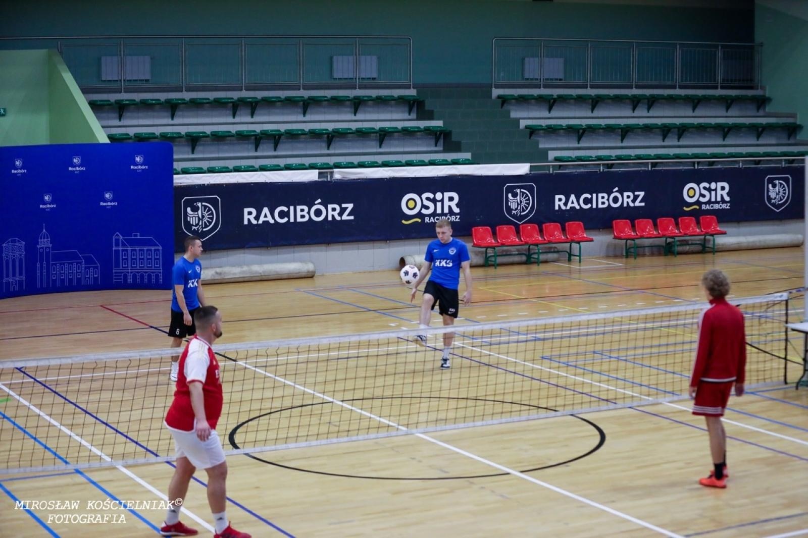 Zdjęcie w galerii na portalu naszraciborz.pl: Zacięta rywalizacja w IV edycji Turnieju Siatkonogi. Kamil Duda i Farid Ali triumfują wiadomości z regionu