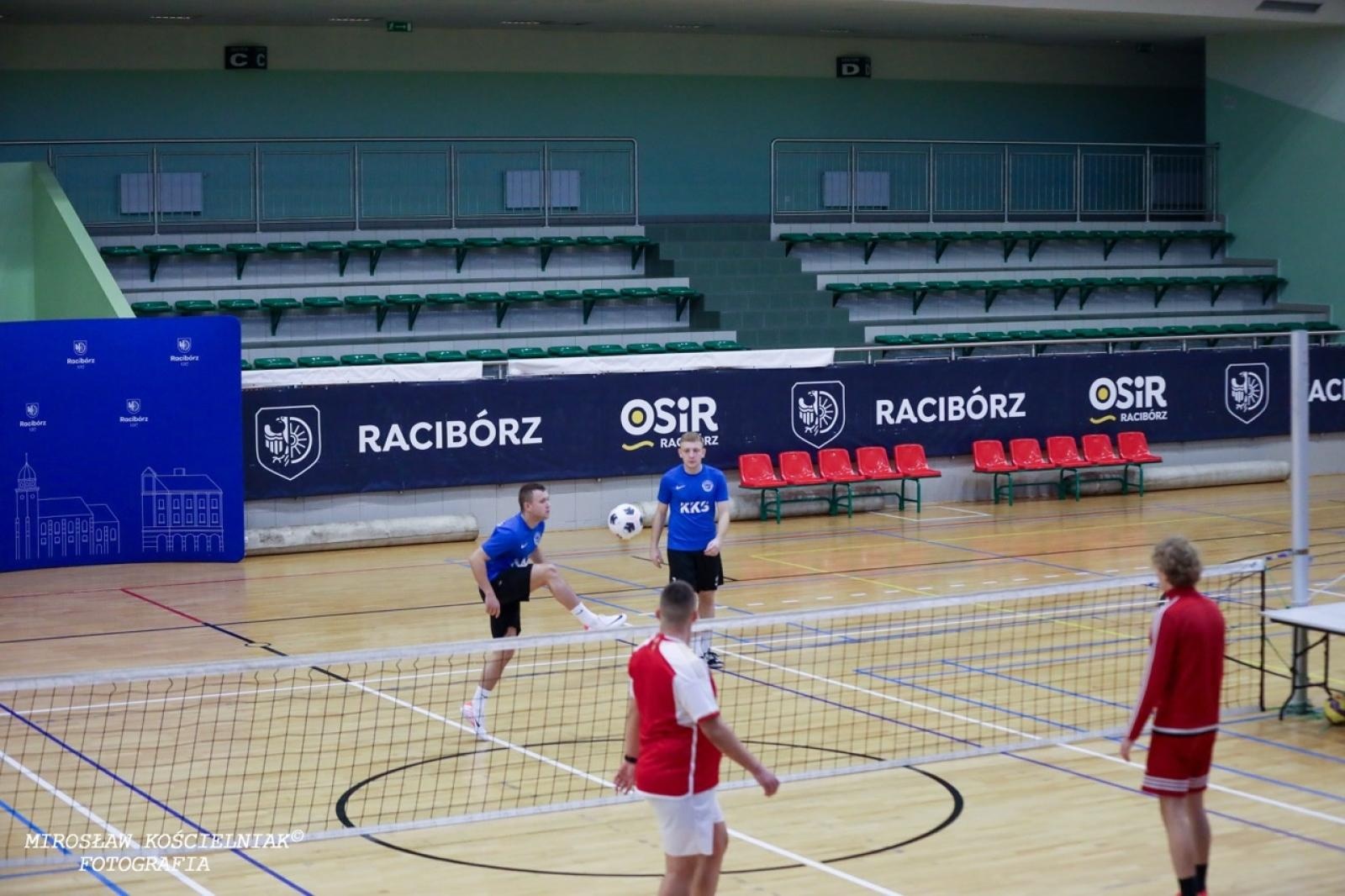 Zdjęcie w galerii na portalu naszraciborz.pl: Zacięta rywalizacja w IV edycji Turnieju Siatkonogi. Kamil Duda i Farid Ali triumfują wiadomości z regionu