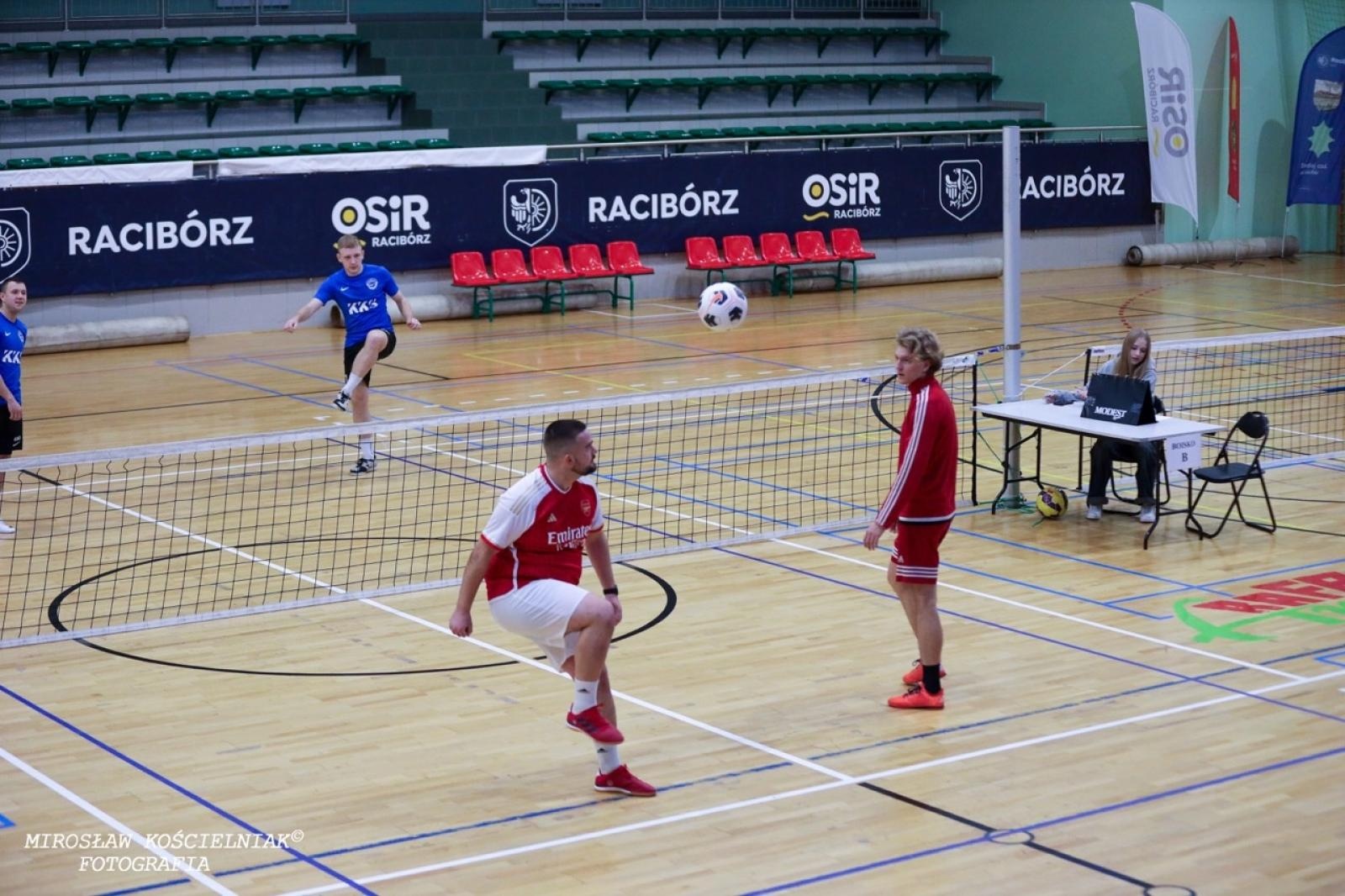 Zdjęcie w galerii na portalu naszraciborz.pl: Zacięta rywalizacja w IV edycji Turnieju Siatkonogi. Kamil Duda i Farid Ali triumfują wiadomości z regionu