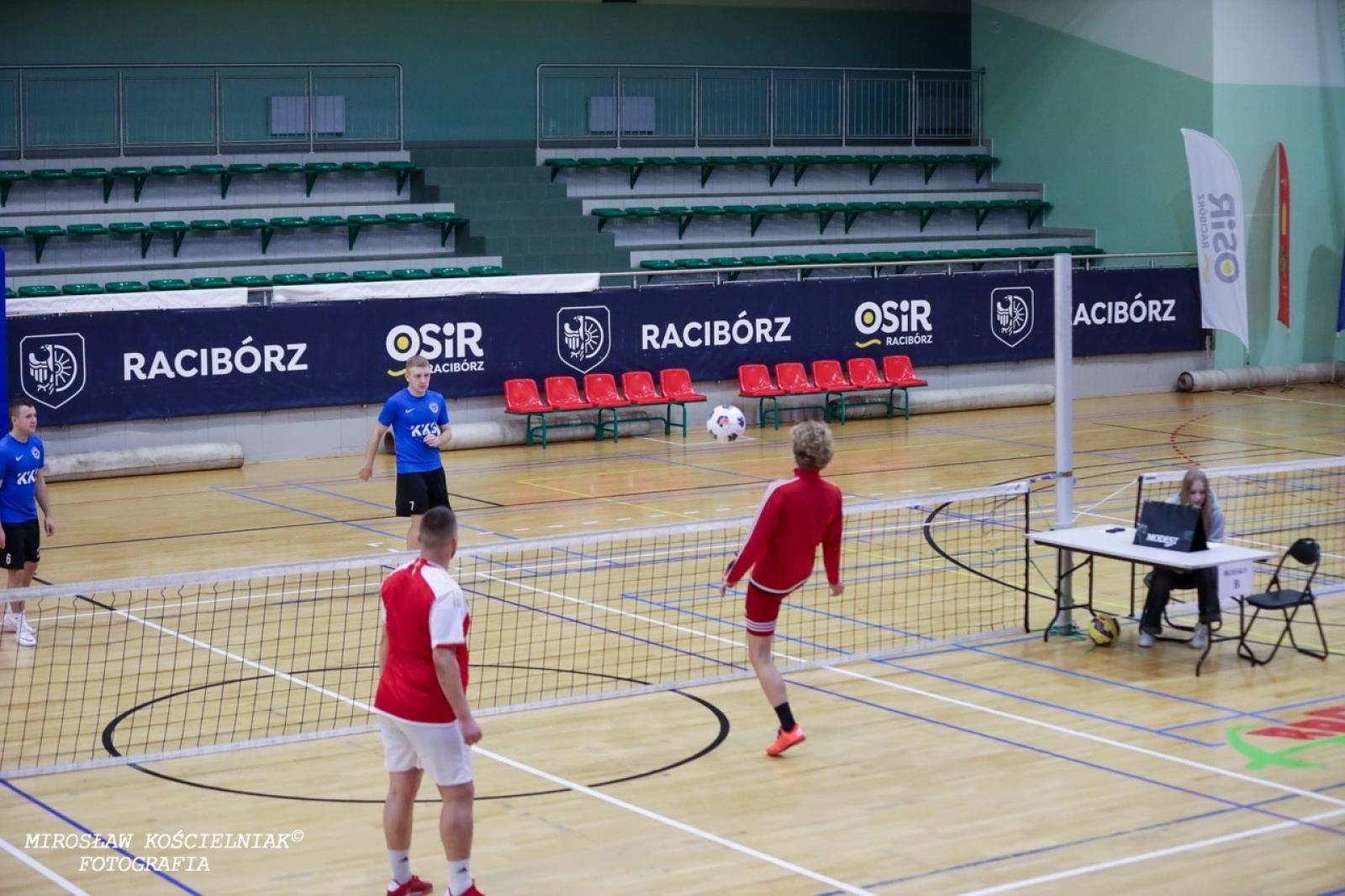 Zdjęcie w galerii na portalu naszraciborz.pl: Zacięta rywalizacja w IV edycji Turnieju Siatkonogi. Kamil Duda i Farid Ali triumfują wiadomości z regionu