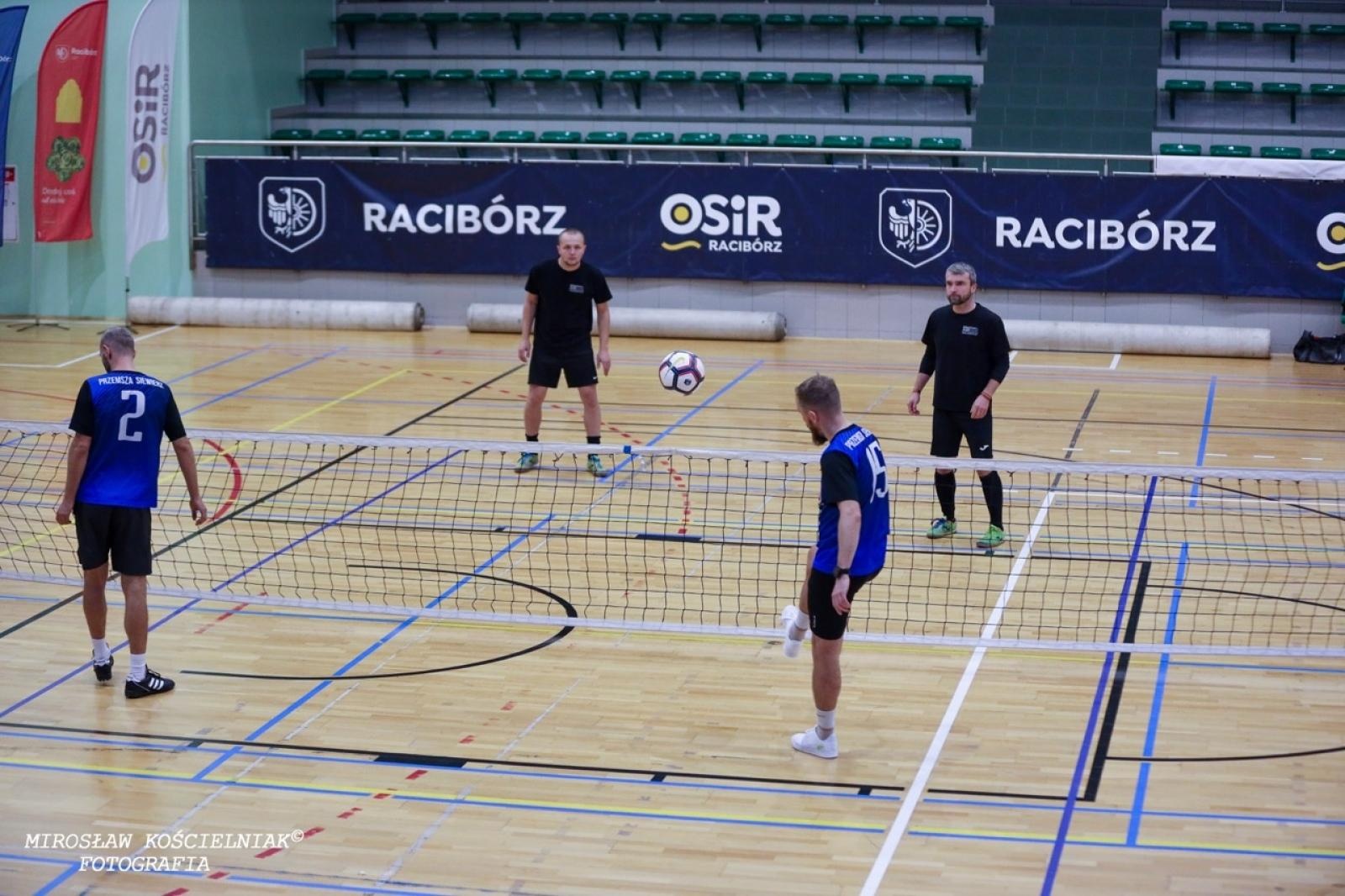 Zdjęcie w galerii na portalu naszraciborz.pl: Zacięta rywalizacja w IV edycji Turnieju Siatkonogi. Kamil Duda i Farid Ali triumfują wiadomości z regionu