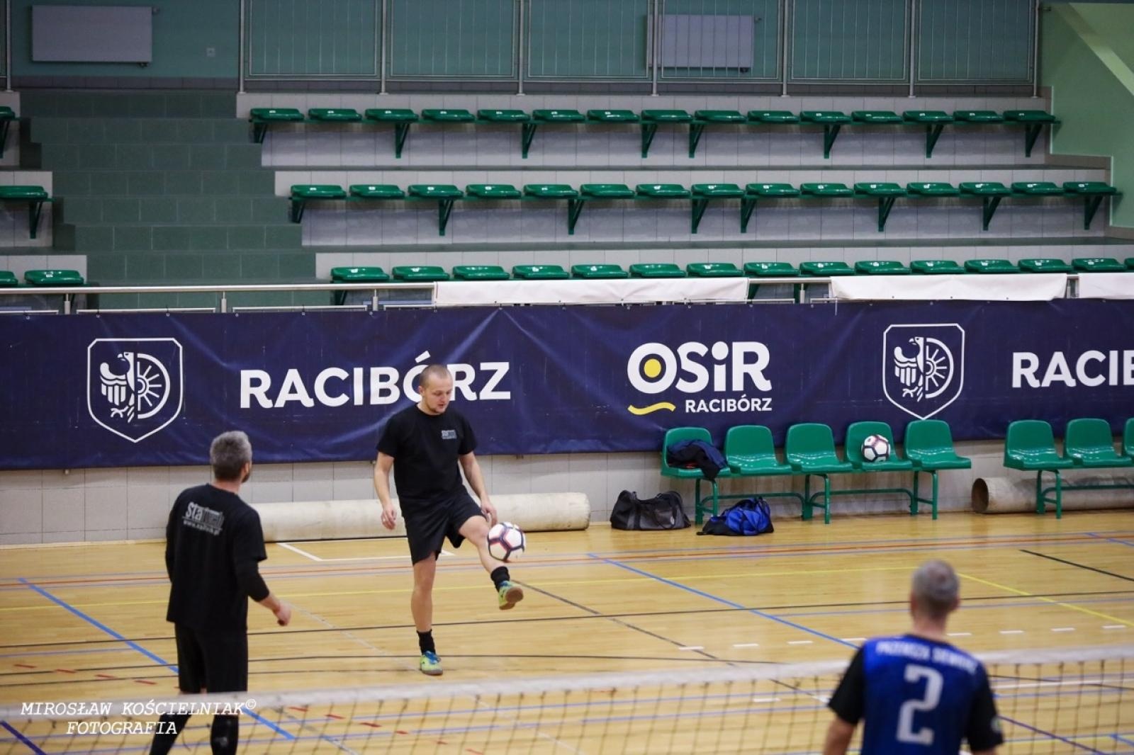 Zdjęcie w galerii na portalu naszraciborz.pl: Zacięta rywalizacja w IV edycji Turnieju Siatkonogi. Kamil Duda i Farid Ali triumfują wiadomości z regionu
