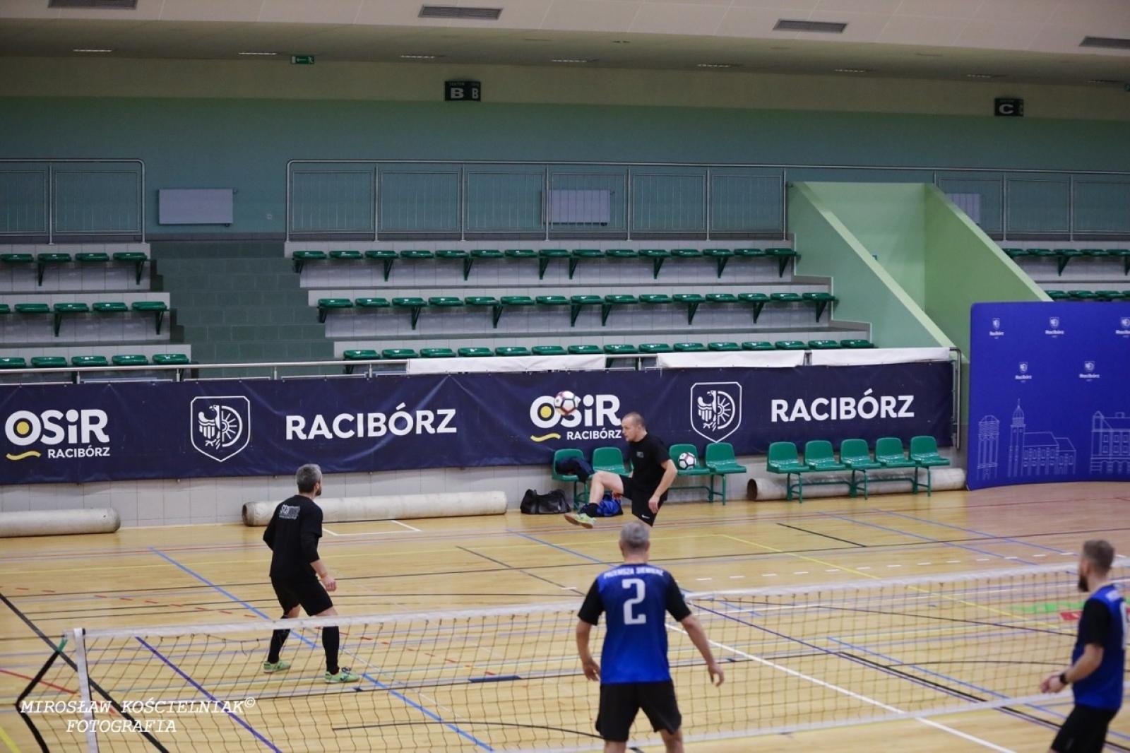 Zdjęcie w galerii na portalu naszraciborz.pl: Zacięta rywalizacja w IV edycji Turnieju Siatkonogi. Kamil Duda i Farid Ali triumfują wiadomości z regionu