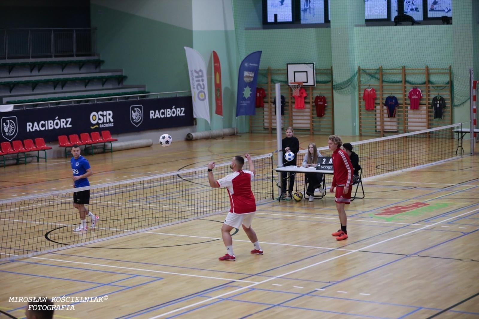 Zdjęcie w galerii na portalu naszraciborz.pl: Zacięta rywalizacja w IV edycji Turnieju Siatkonogi. Kamil Duda i Farid Ali triumfują wiadomości z regionu