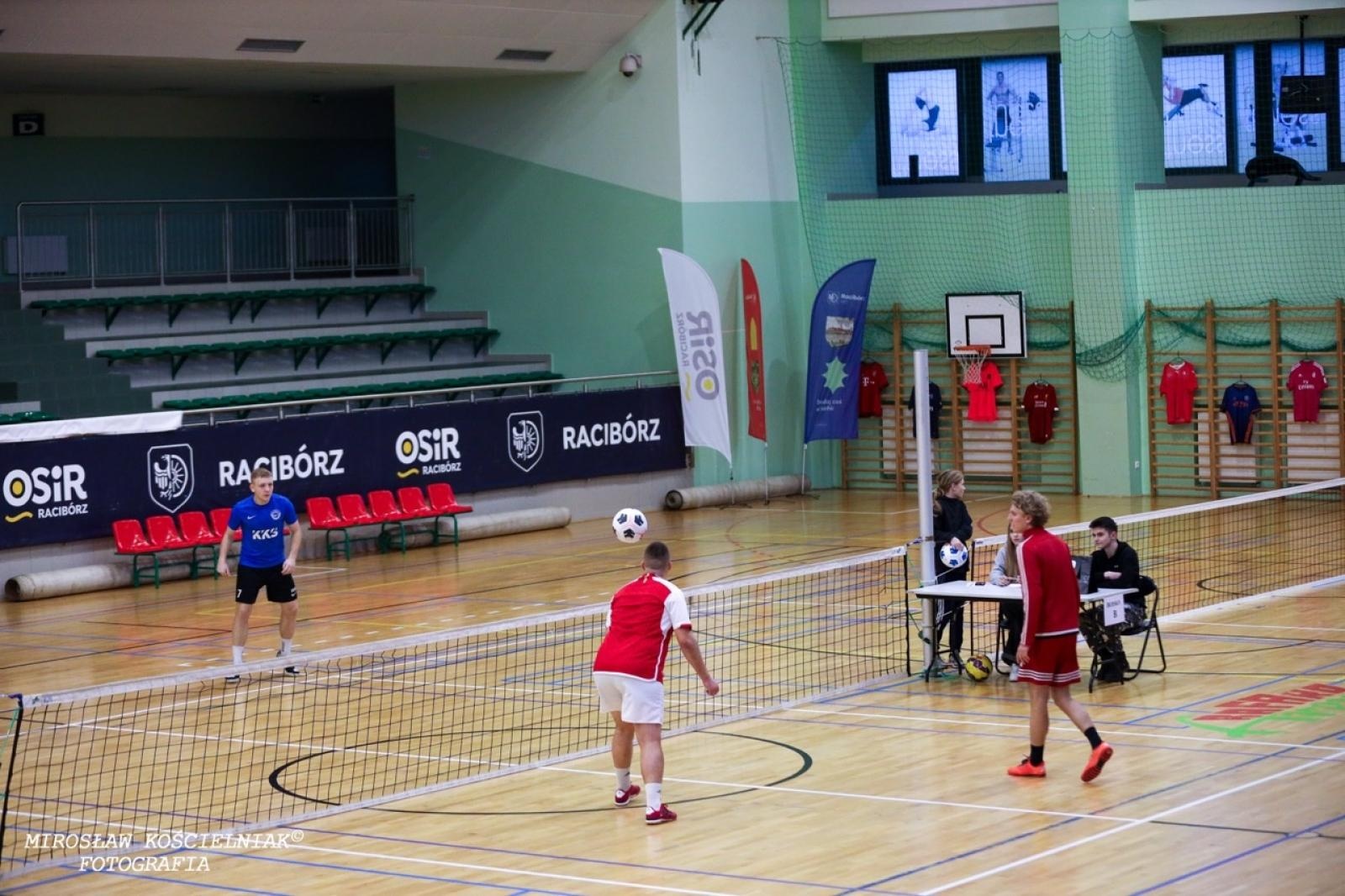 Zdjęcie w galerii na portalu naszraciborz.pl: Zacięta rywalizacja w IV edycji Turnieju Siatkonogi. Kamil Duda i Farid Ali triumfują wiadomości z regionu