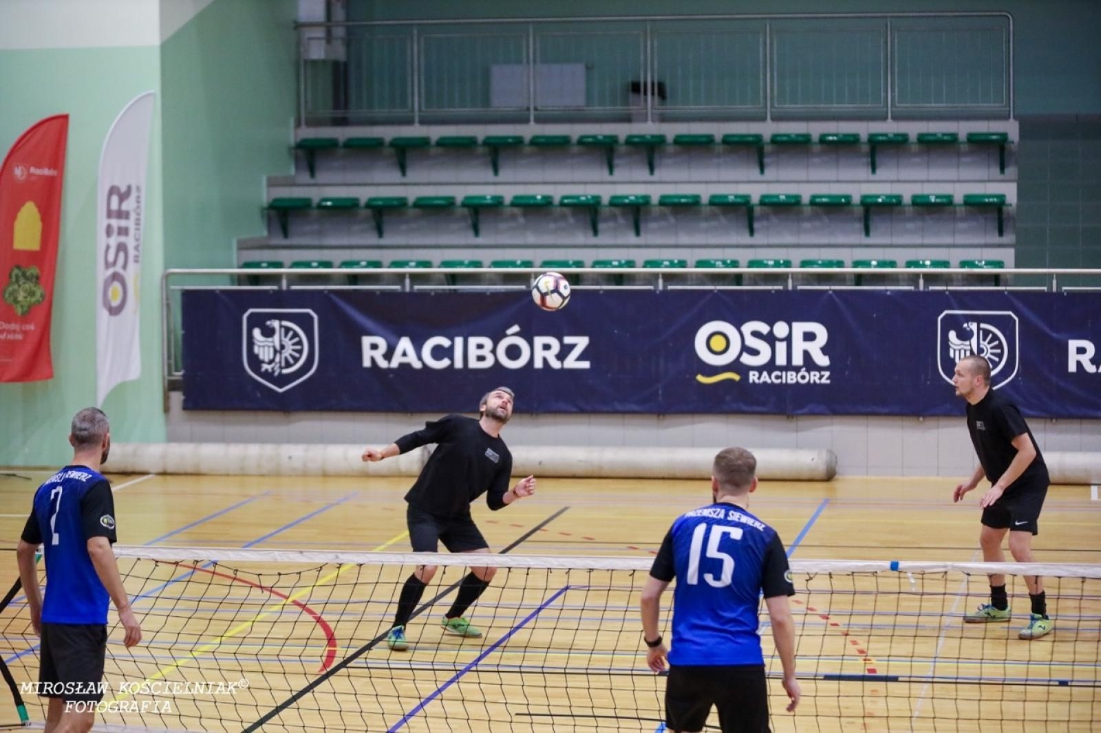 Zdjęcie w galerii na portalu naszraciborz.pl: Zacięta rywalizacja w IV edycji Turnieju Siatkonogi. Kamil Duda i Farid Ali triumfują wiadomości z regionu