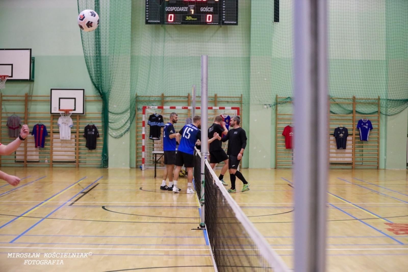 Zdjęcie w galerii na portalu naszraciborz.pl: Zacięta rywalizacja w IV edycji Turnieju Siatkonogi. Kamil Duda i Farid Ali triumfują wiadomości z regionu