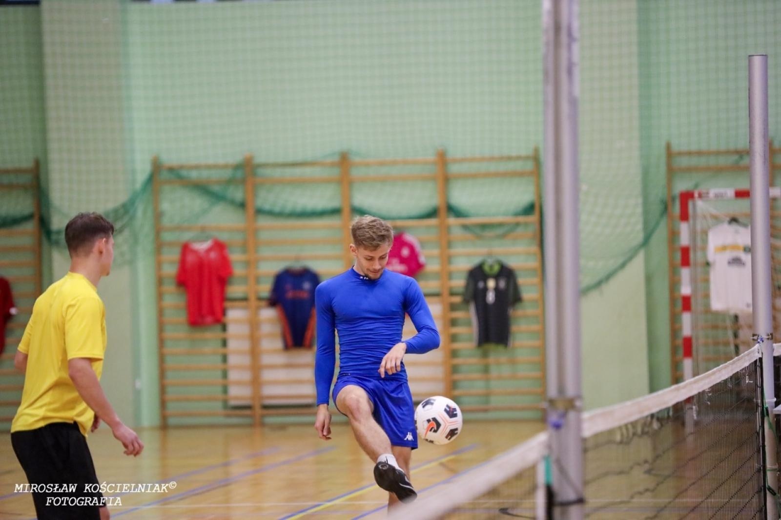 Zdjęcie w galerii na portalu naszraciborz.pl: Zacięta rywalizacja w IV edycji Turnieju Siatkonogi. Kamil Duda i Farid Ali triumfują wiadomości z regionu