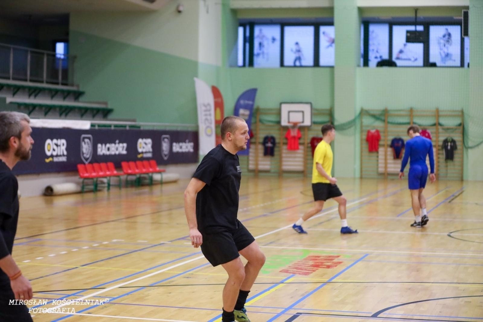 Zdjęcie w galerii na portalu naszraciborz.pl: Zacięta rywalizacja w IV edycji Turnieju Siatkonogi. Kamil Duda i Farid Ali triumfują wiadomości z regionu