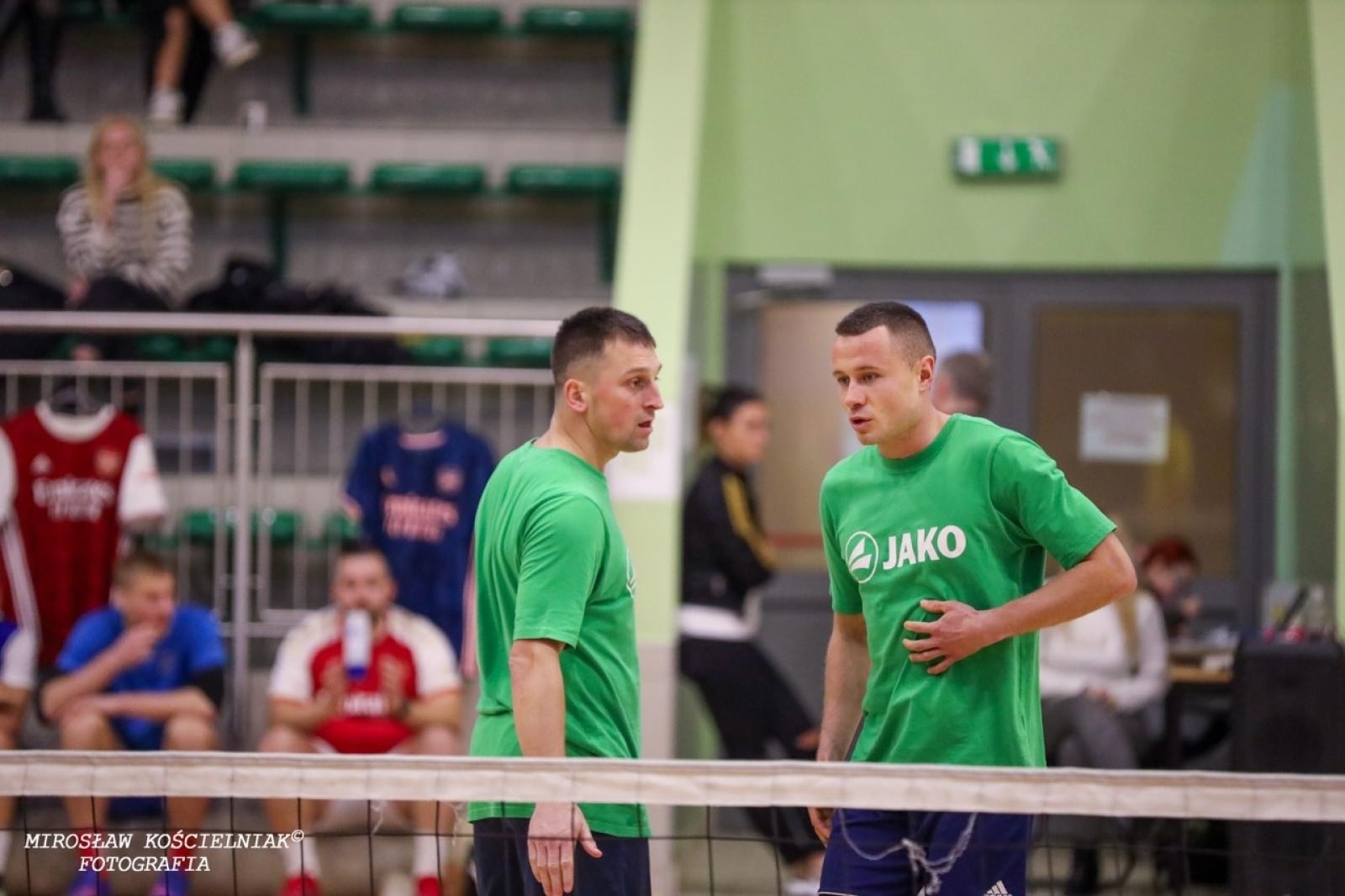 Zdjęcie w galerii na portalu naszraciborz.pl: Zacięta rywalizacja w IV edycji Turnieju Siatkonogi. Kamil Duda i Farid Ali triumfują wiadomości z regionu
