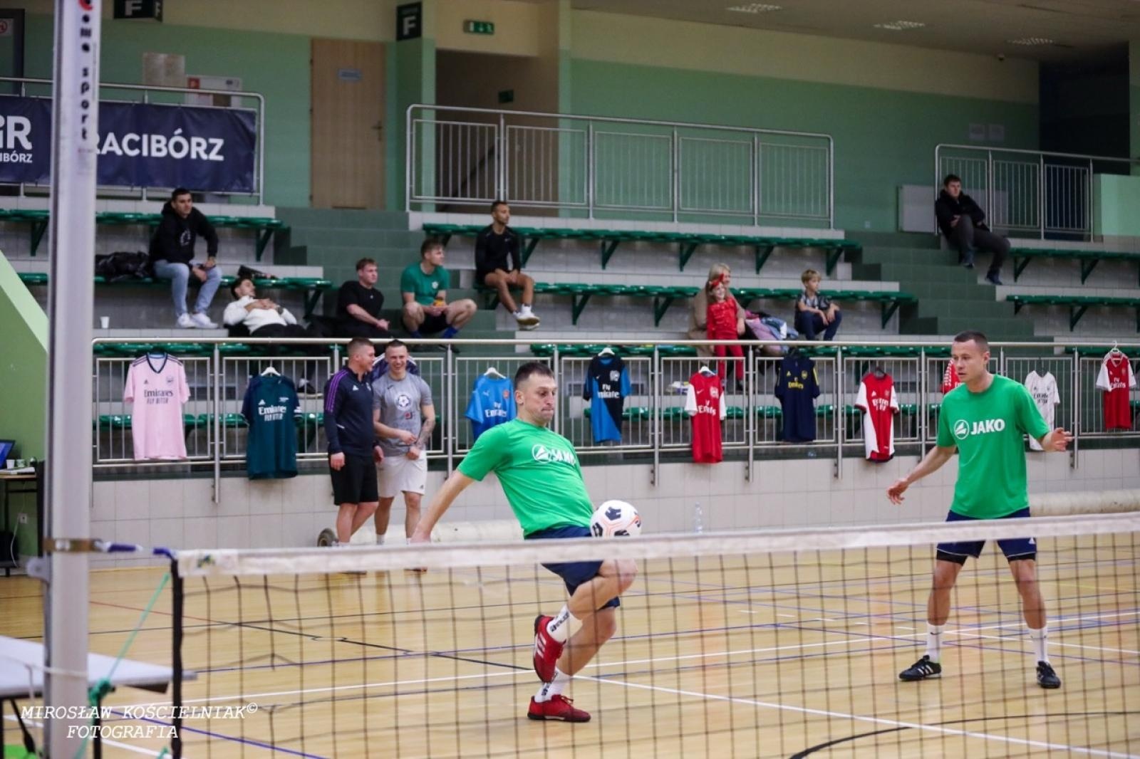 Zdjęcie w galerii na portalu naszraciborz.pl: Zacięta rywalizacja w IV edycji Turnieju Siatkonogi. Kamil Duda i Farid Ali triumfują wiadomości z regionu