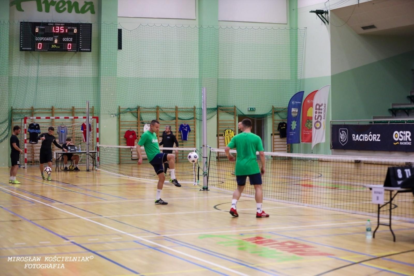 Zdjęcie w galerii na portalu naszraciborz.pl: Zacięta rywalizacja w IV edycji Turnieju Siatkonogi. Kamil Duda i Farid Ali triumfują wiadomości z regionu
