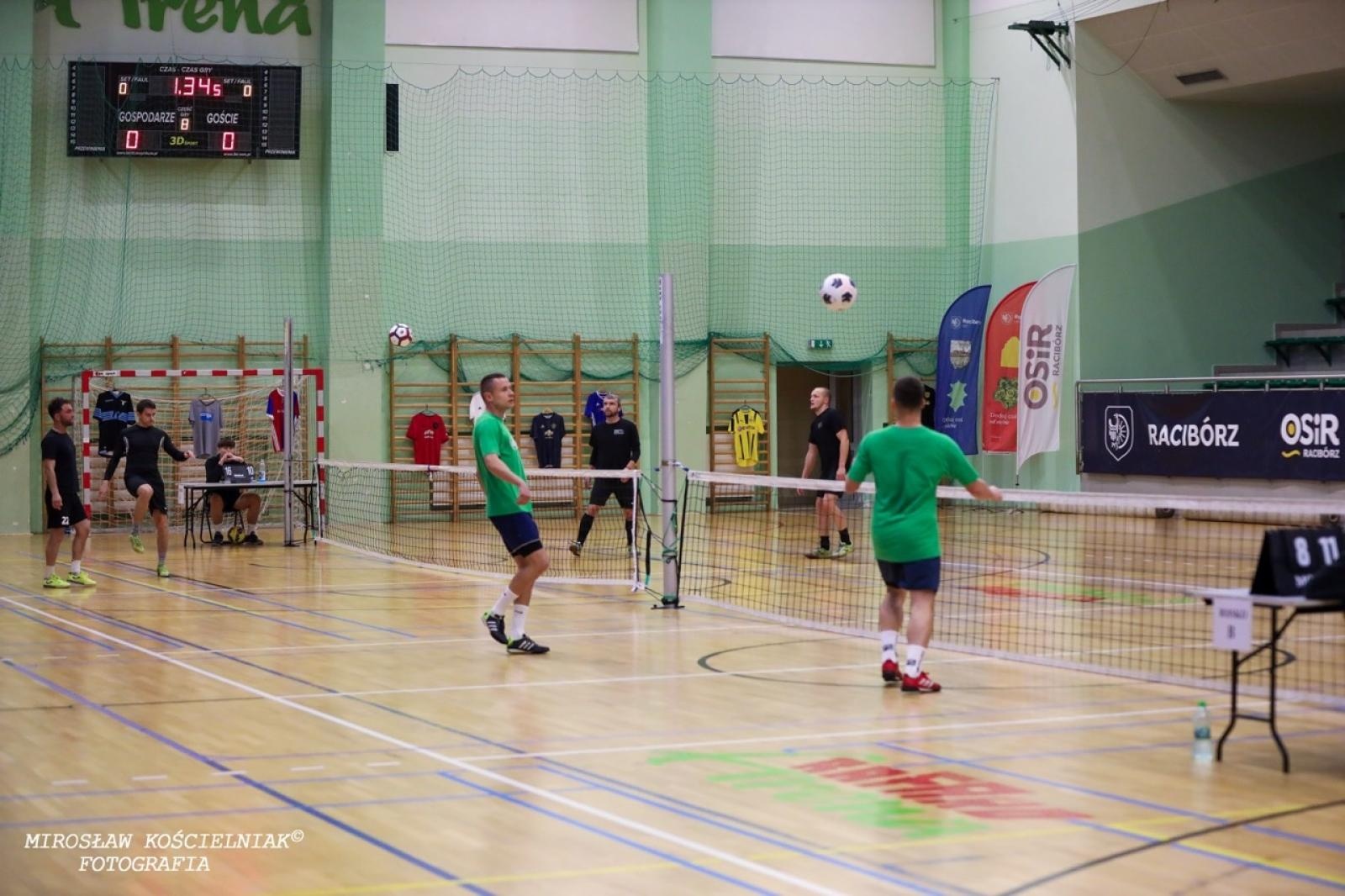 Zdjęcie w galerii na portalu naszraciborz.pl: Zacięta rywalizacja w IV edycji Turnieju Siatkonogi. Kamil Duda i Farid Ali triumfują wiadomości z regionu
