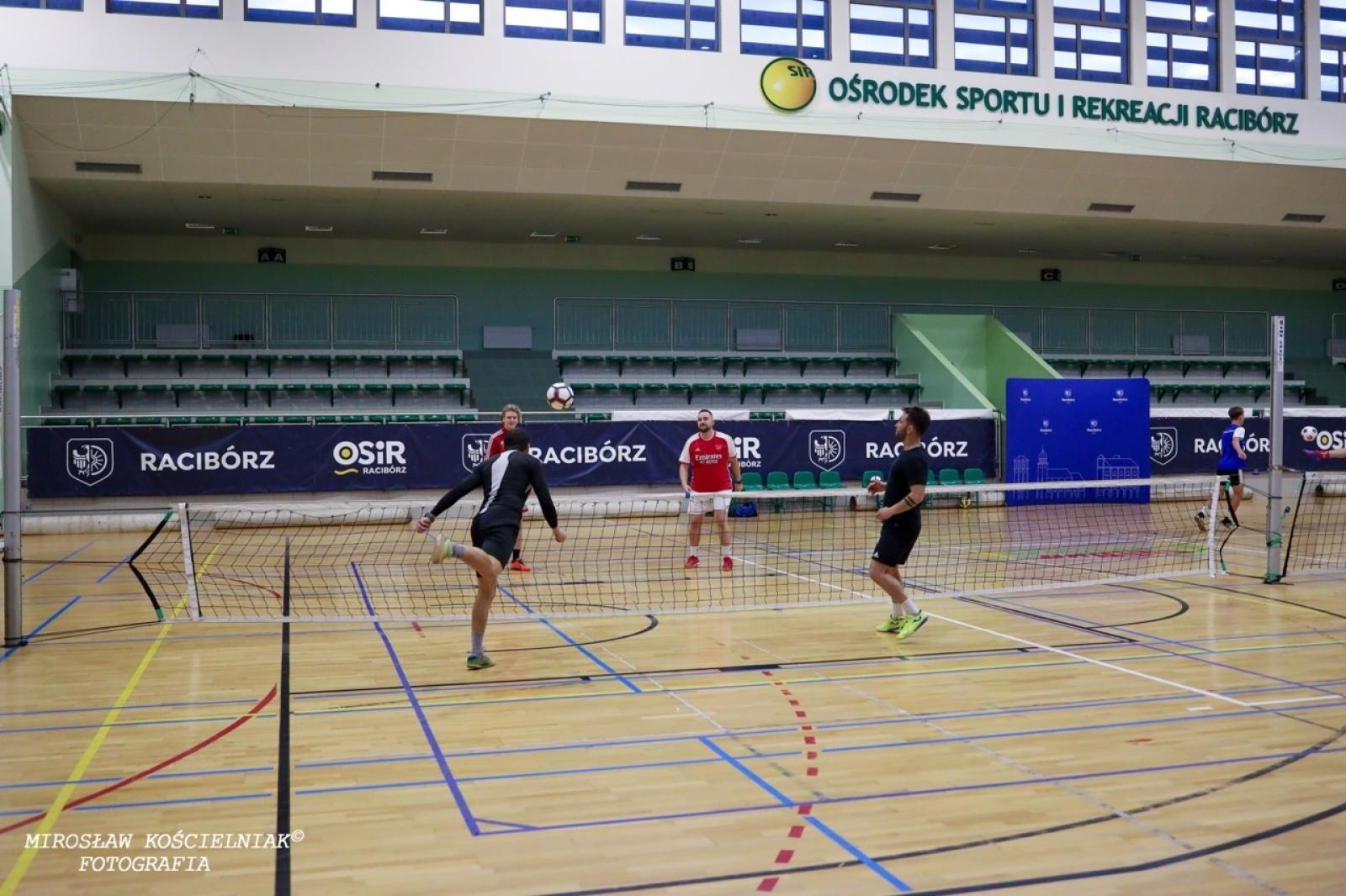 Zdjęcie w galerii na portalu naszraciborz.pl: Zacięta rywalizacja w IV edycji Turnieju Siatkonogi. Kamil Duda i Farid Ali triumfują wiadomości z regionu