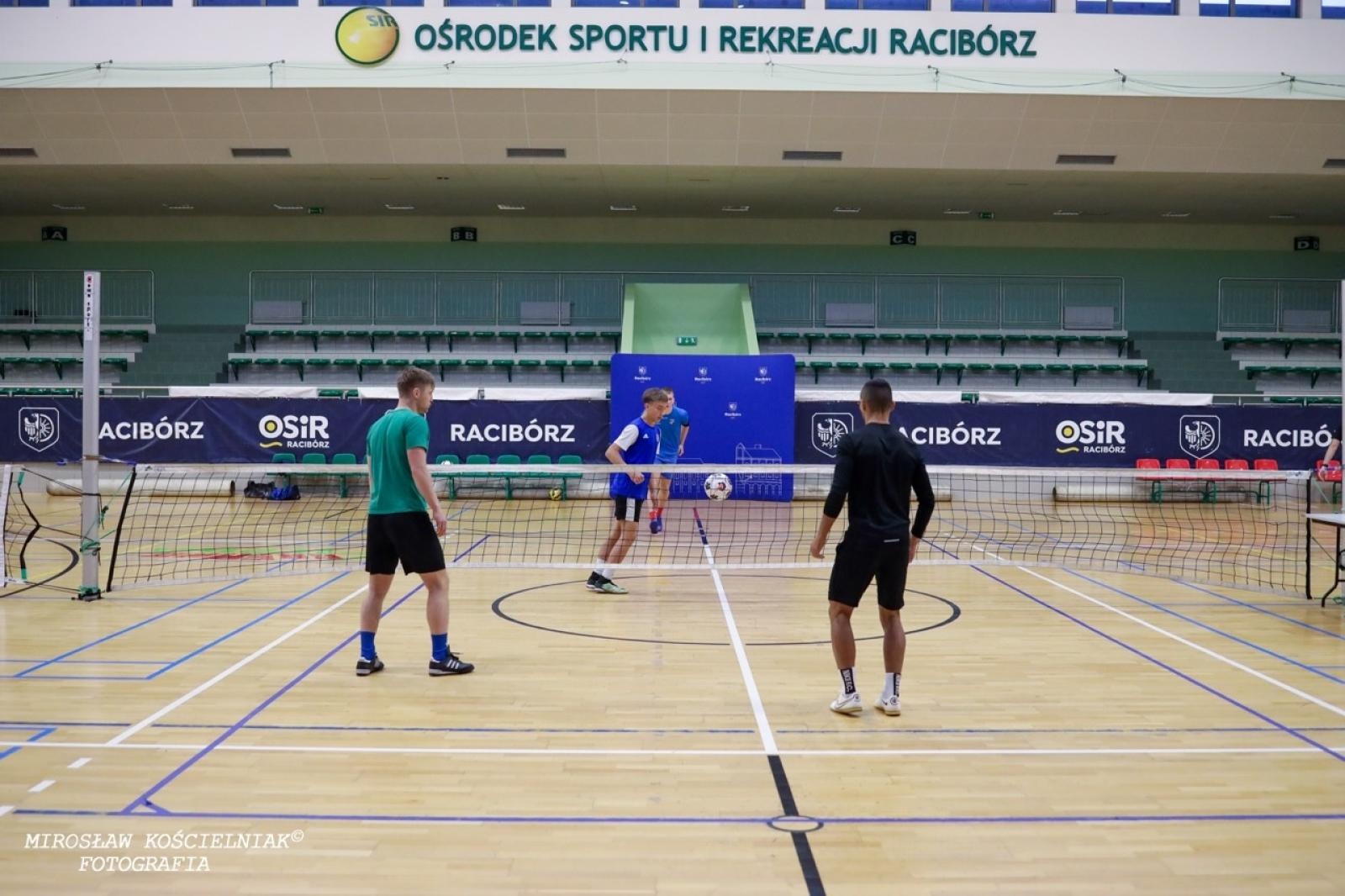 Zdjęcie w galerii na portalu naszraciborz.pl: Zacięta rywalizacja w IV edycji Turnieju Siatkonogi. Kamil Duda i Farid Ali triumfują wiadomości z regionu