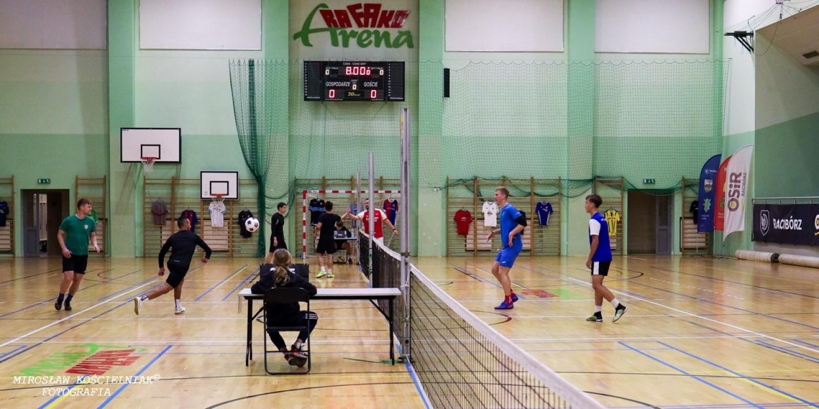 Zdjęcie w galerii na portalu naszraciborz.pl: Zacięta rywalizacja w IV edycji Turnieju Siatkonogi. Kamil Duda i Farid Ali triumfują wiadomości z regionu