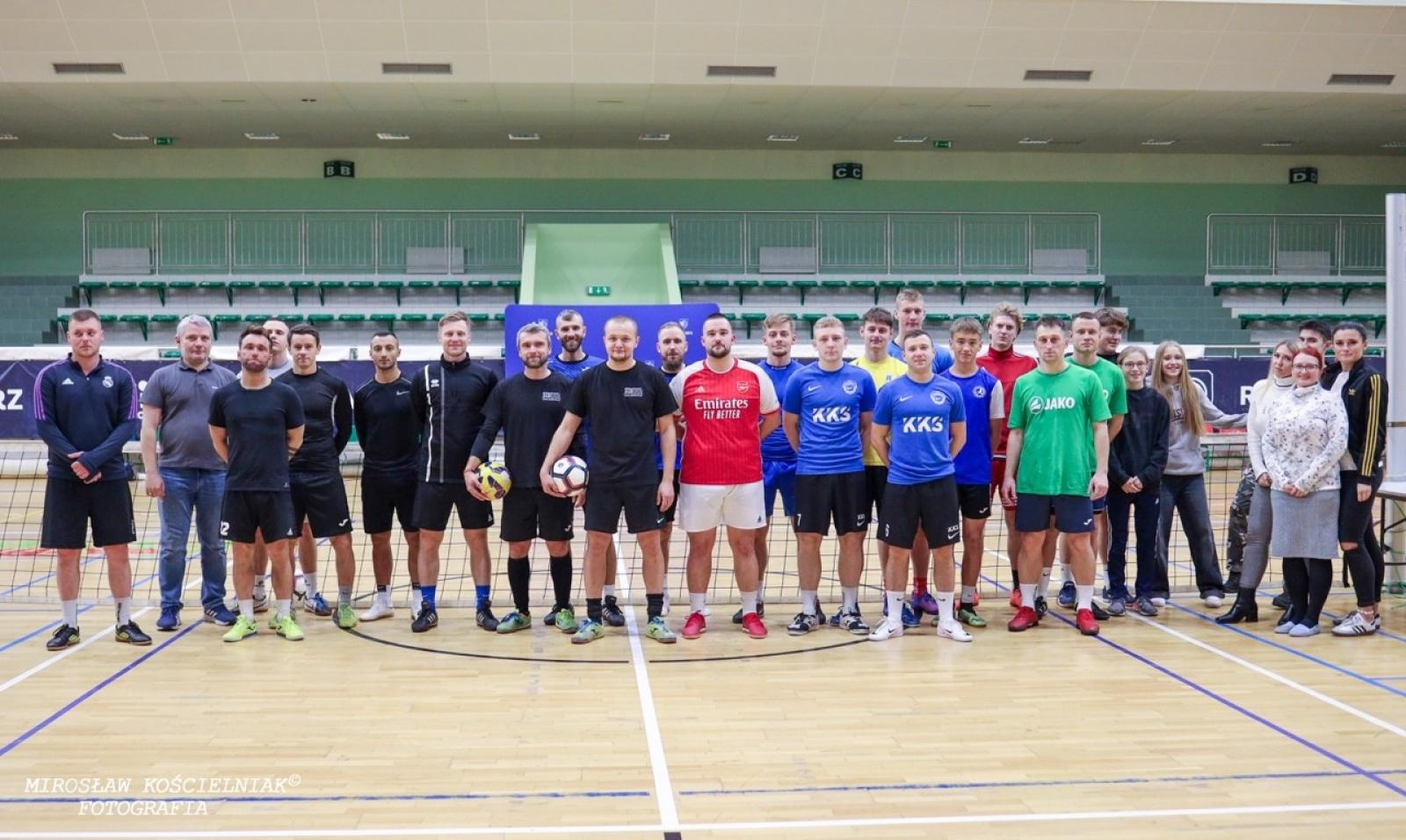 Zdjęcie w galerii na portalu naszraciborz.pl: Zacięta rywalizacja w IV edycji Turnieju Siatkonogi. Kamil Duda i Farid Ali triumfują wiadomości z regionu