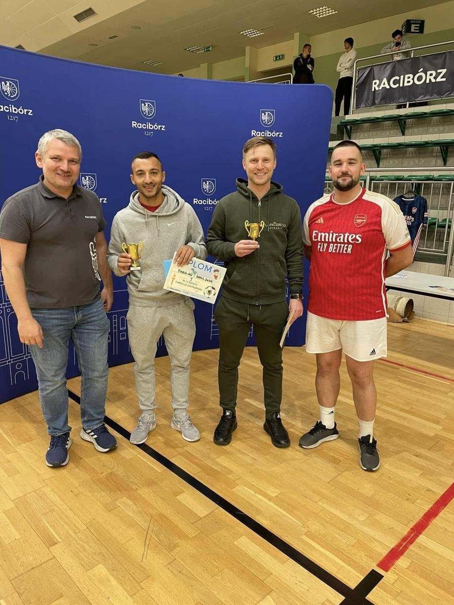Zdjęcie w galerii na portalu naszraciborz.pl: Zacięta rywalizacja w IV edycji Turnieju Siatkonogi. Kamil Duda i Farid Ali triumfują wiadomości z regionu