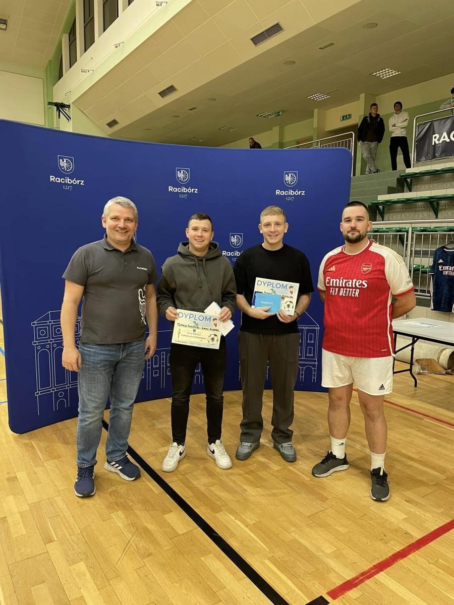 Zdjęcie w galerii na portalu naszraciborz.pl: Zacięta rywalizacja w IV edycji Turnieju Siatkonogi. Kamil Duda i Farid Ali triumfują wiadomości z regionu