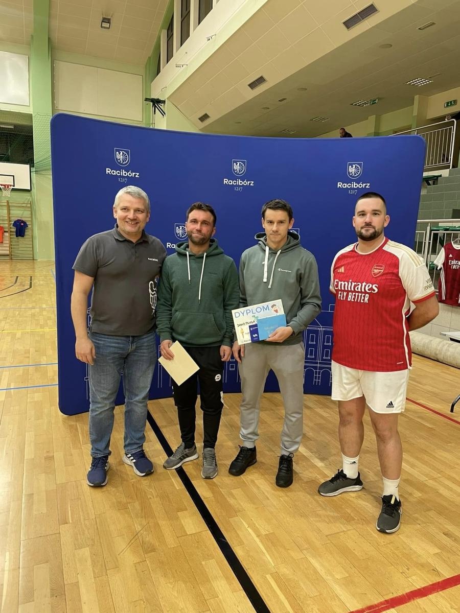 Zdjęcie w galerii na portalu naszraciborz.pl: Zacięta rywalizacja w IV edycji Turnieju Siatkonogi. Kamil Duda i Farid Ali triumfują wiadomości z regionu