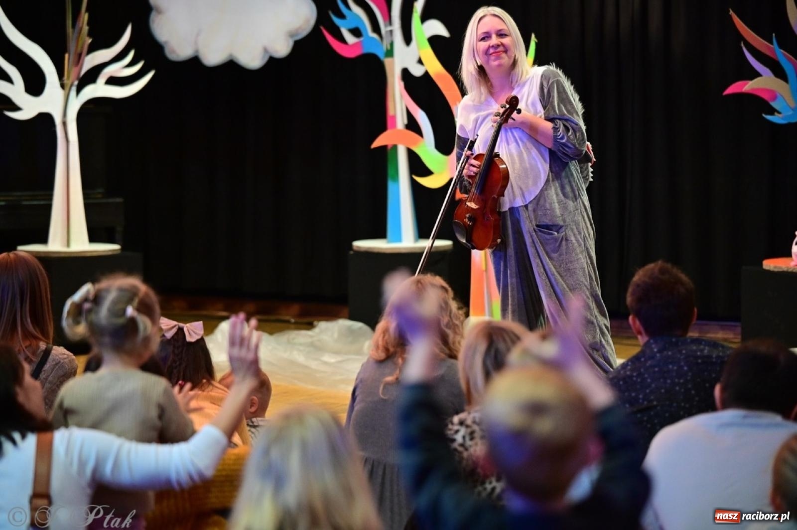 Zdjęcie w galerii na portalu naszraciborz.pl: Maluchy w krainie dźwięków. Muzyczna podróż z Trzema Prosiaczkami za nami! wiadomości z regionu