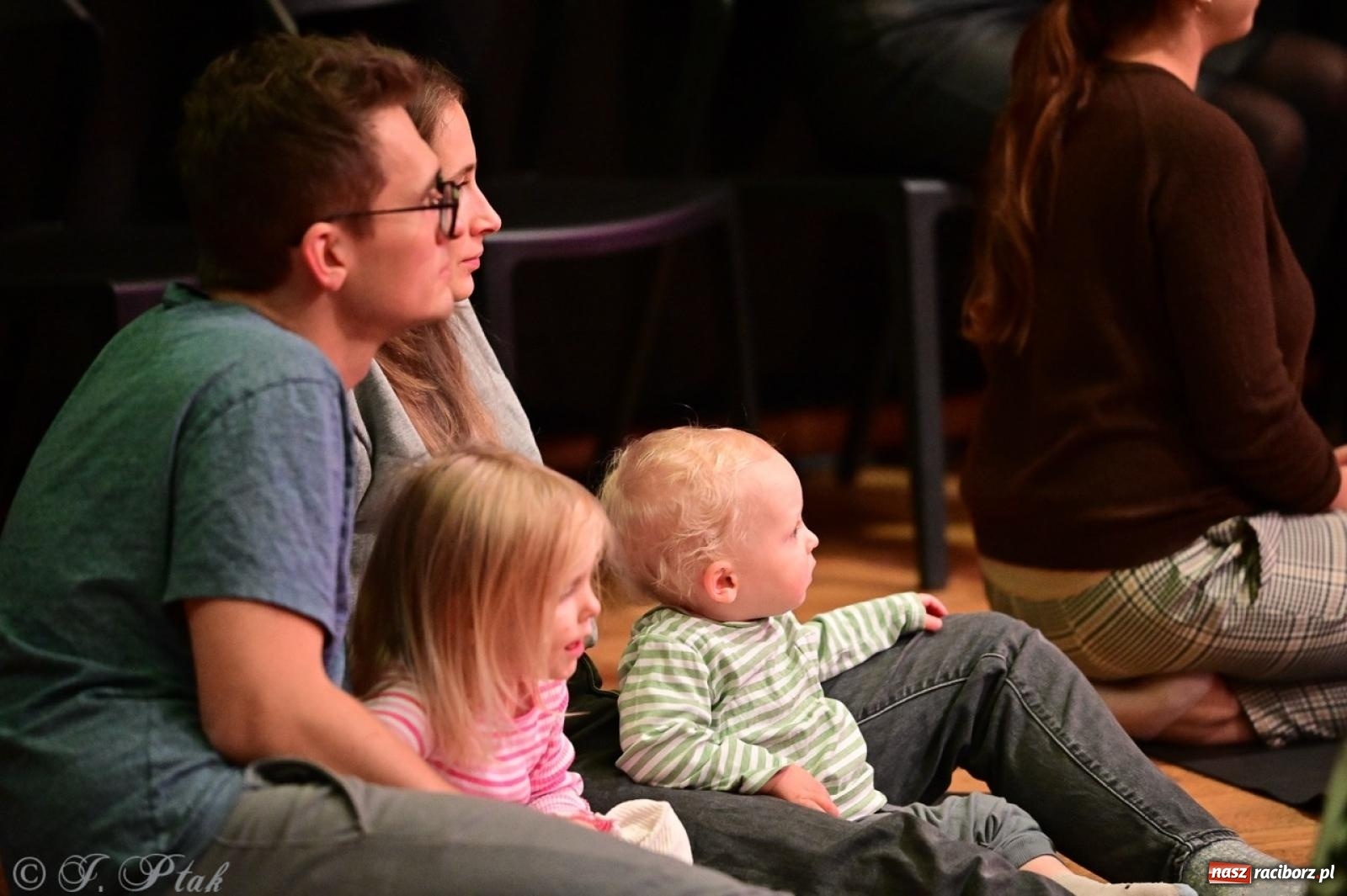 Zdjęcie w galerii na portalu naszraciborz.pl: Maluchy w krainie dźwięków. Muzyczna podróż z Trzema Prosiaczkami za nami! wiadomości z regionu