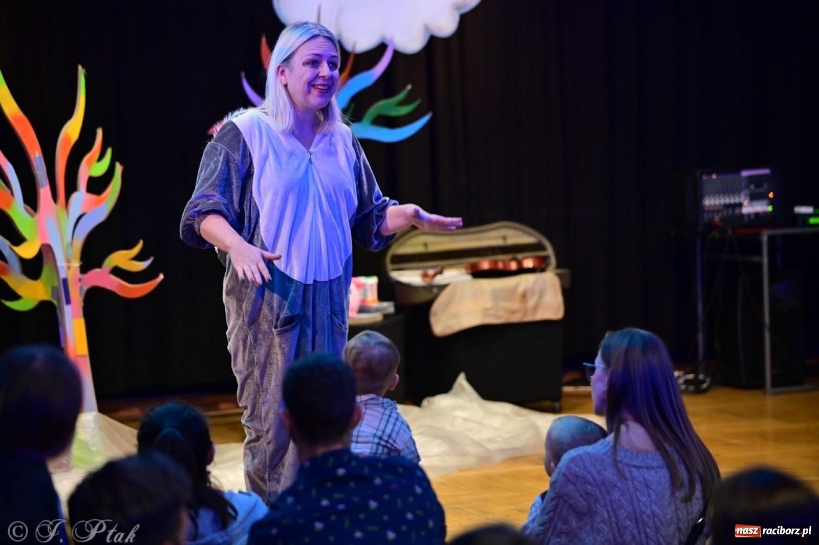 Zdjęcie w galerii na portalu naszraciborz.pl: Maluchy w krainie dźwięków. Muzyczna podróż z Trzema Prosiaczkami za nami! wiadomości z regionu