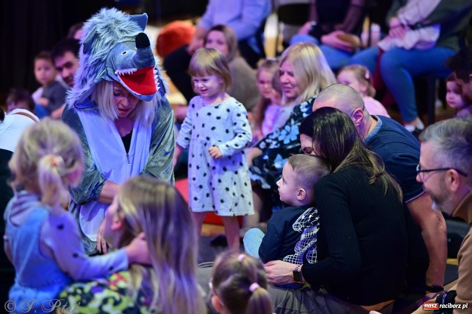 Zdjęcie w galerii na portalu naszraciborz.pl: Maluchy w krainie dźwięków. Muzyczna podróż z Trzema Prosiaczkami za nami! wiadomości z regionu