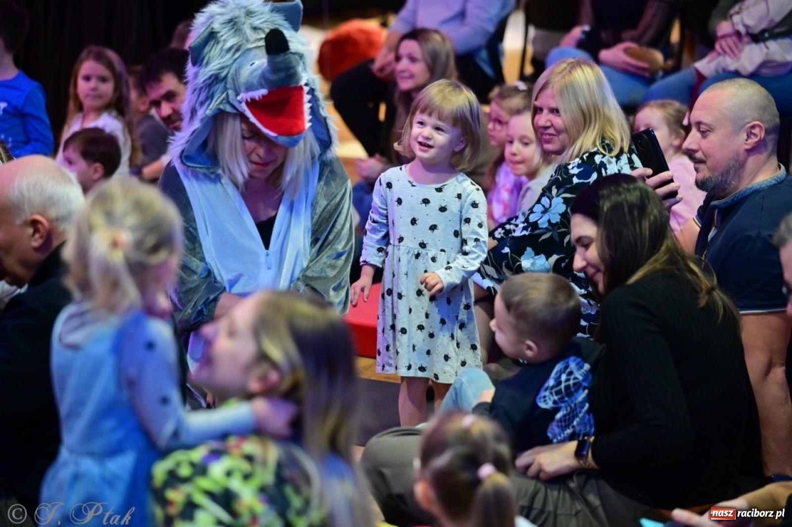 Zdjęcie w galerii na portalu naszraciborz.pl: Maluchy w krainie dźwięków. Muzyczna podróż z Trzema Prosiaczkami za nami! wiadomości z regionu