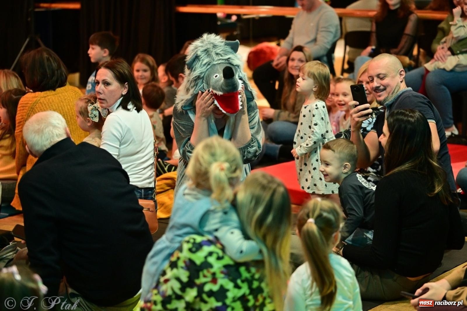 Zdjęcie w galerii na portalu naszraciborz.pl: Maluchy w krainie dźwięków. Muzyczna podróż z Trzema Prosiaczkami za nami! wiadomości z regionu