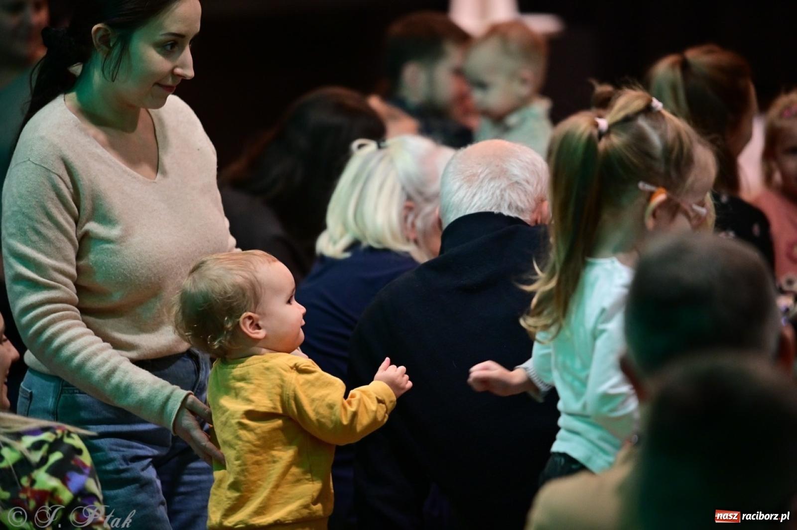 Zdjęcie w galerii na portalu naszraciborz.pl: Maluchy w krainie dźwięków. Muzyczna podróż z Trzema Prosiaczkami za nami! wiadomości z regionu