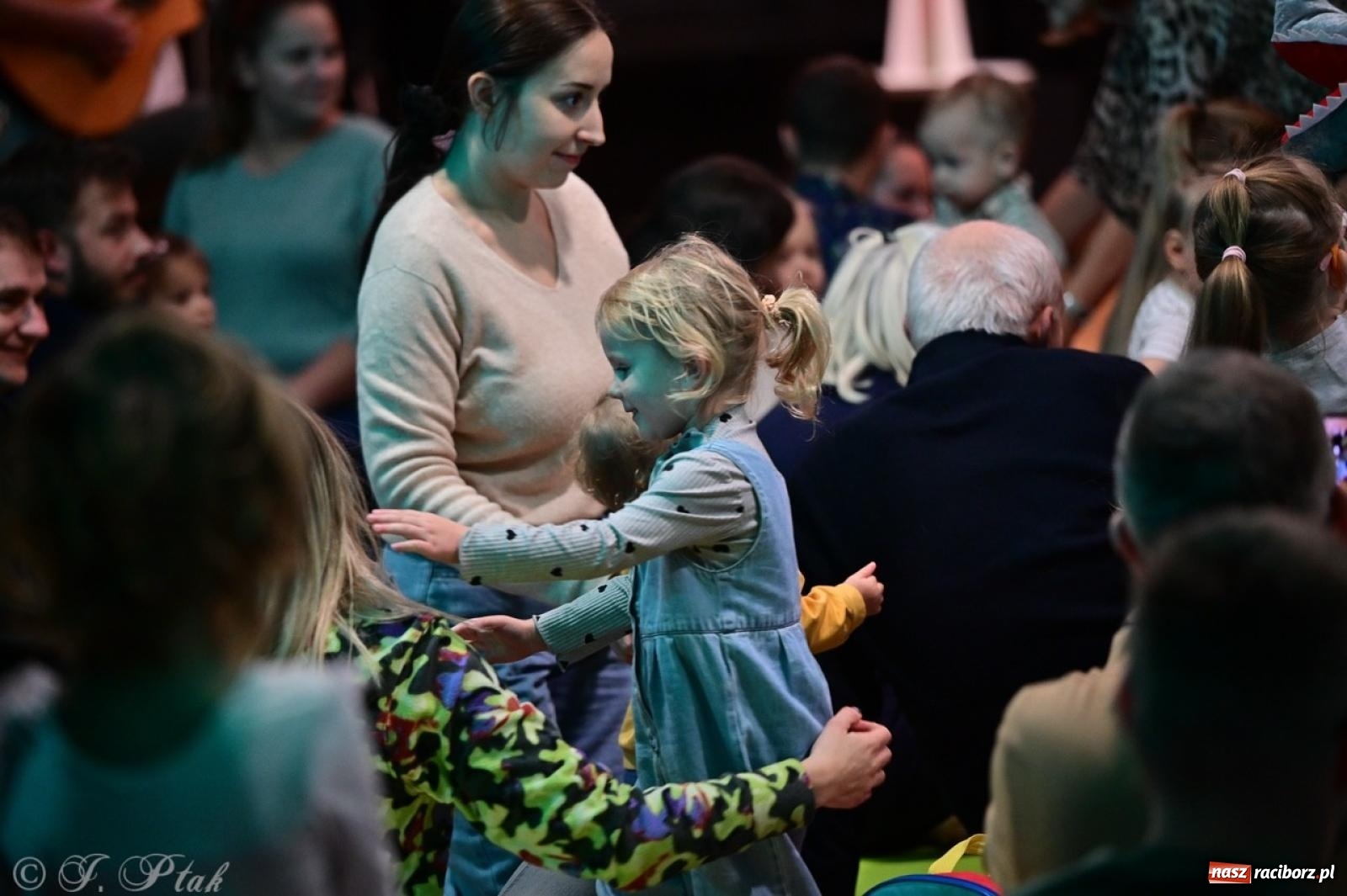 Zdjęcie w galerii na portalu naszraciborz.pl: Maluchy w krainie dźwięków. Muzyczna podróż z Trzema Prosiaczkami za nami! wiadomości z regionu