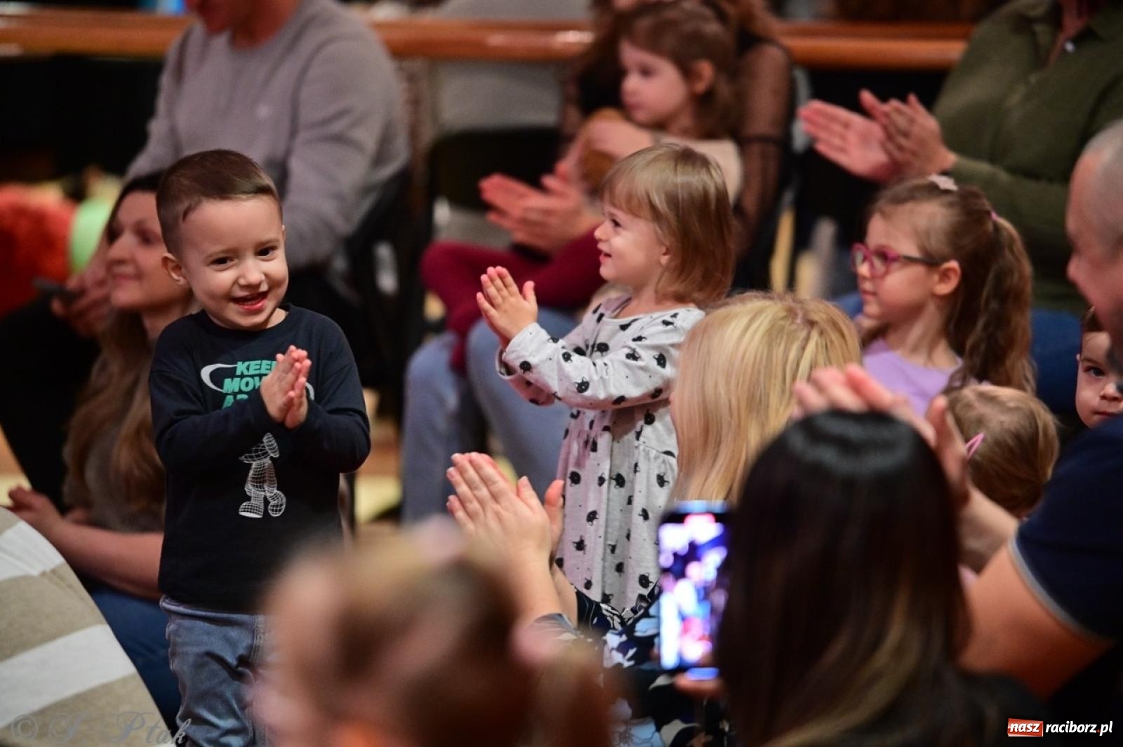 Zdjęcie w galerii na portalu naszraciborz.pl: Maluchy w krainie dźwięków. Muzyczna podróż z Trzema Prosiaczkami za nami! wiadomości z regionu