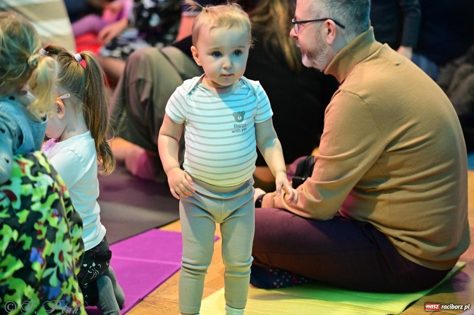 Zdjęcie w galerii na portalu naszraciborz.pl: Maluchy w krainie dźwięków. Muzyczna podróż z Trzema Prosiaczkami za nami! wiadomości z regionu