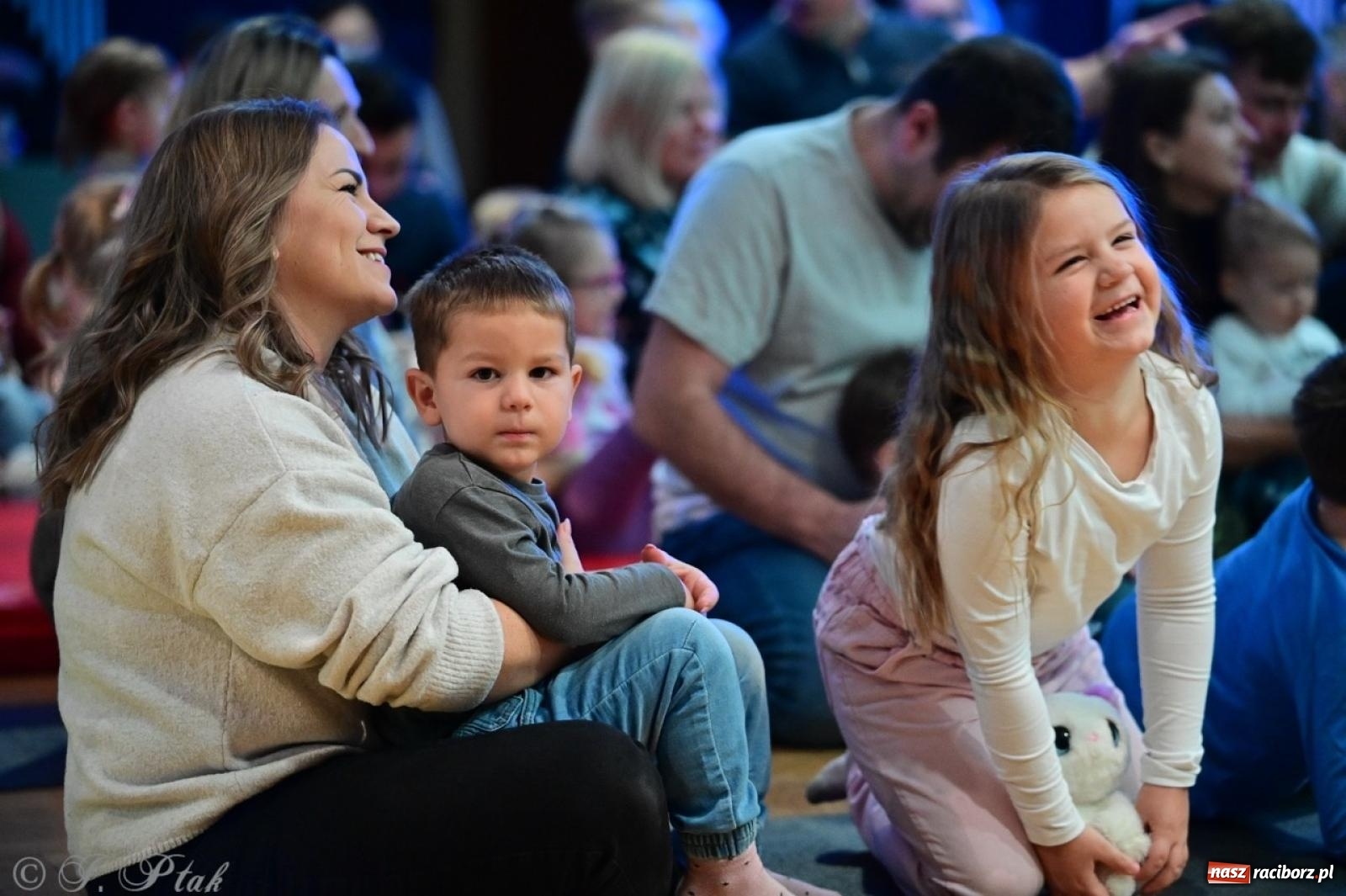 Zdjęcie w galerii na portalu naszraciborz.pl: Maluchy w krainie dźwięków. Muzyczna podróż z Trzema Prosiaczkami za nami! wiadomości z regionu