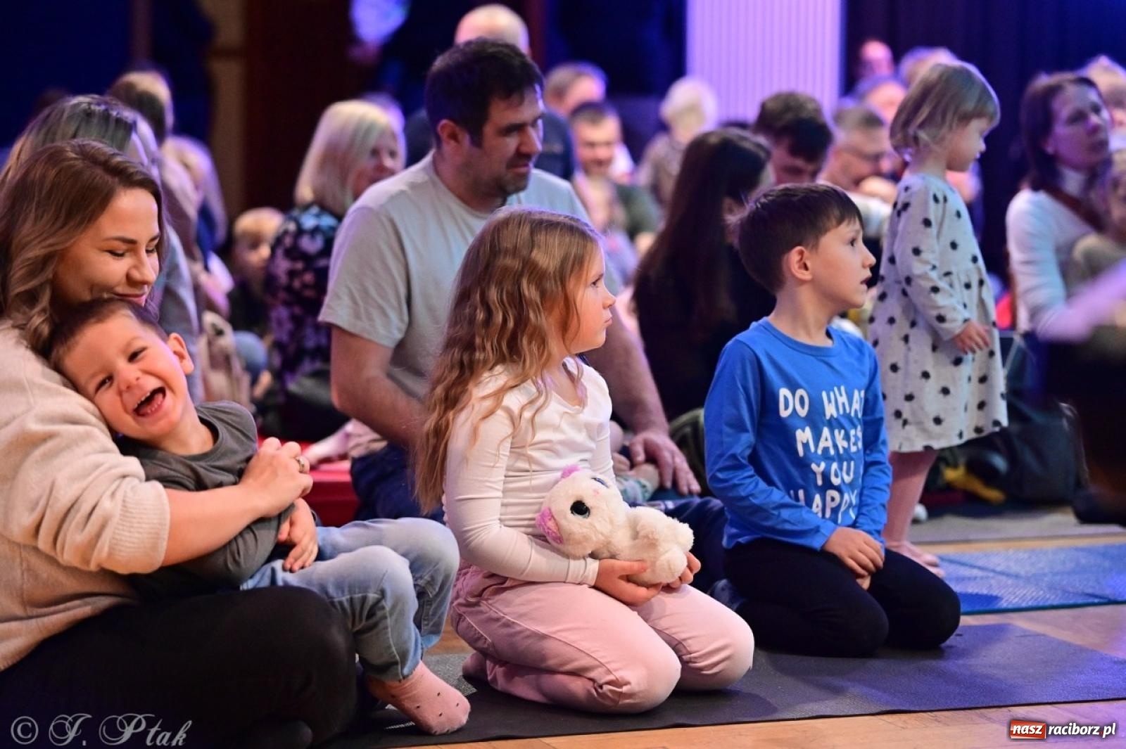 Zdjęcie w galerii na portalu naszraciborz.pl: Maluchy w krainie dźwięków. Muzyczna podróż z Trzema Prosiaczkami za nami! wiadomości z regionu