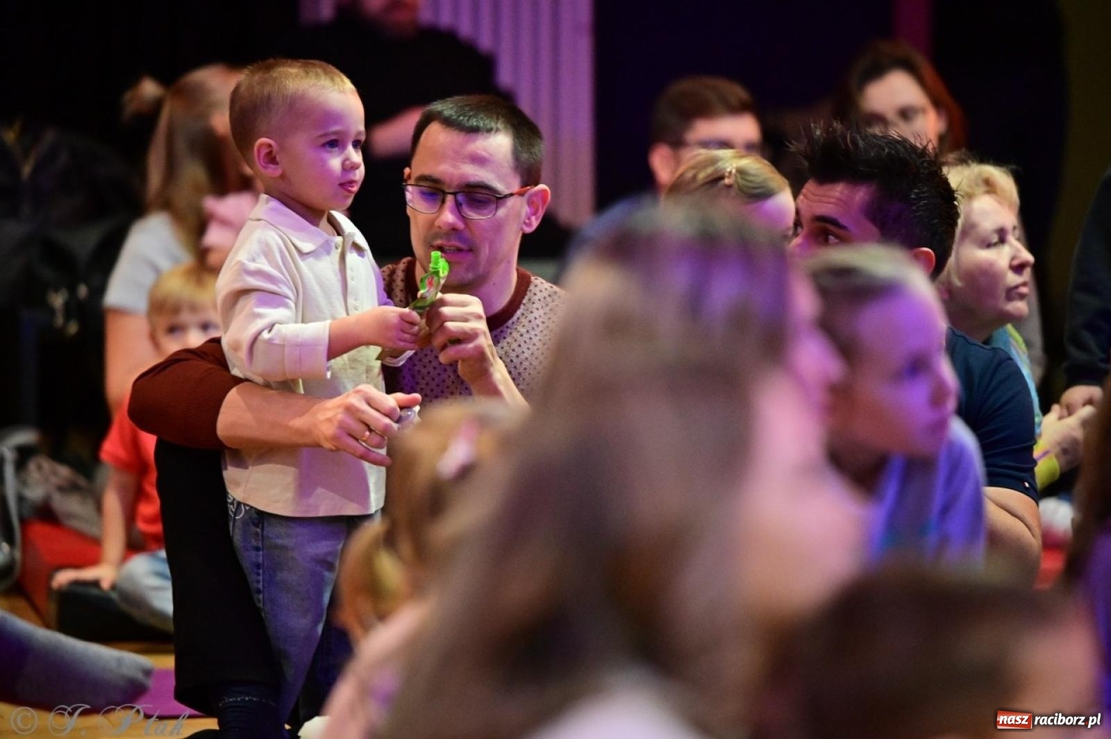 Zdjęcie w galerii na portalu naszraciborz.pl: Maluchy w krainie dźwięków. Muzyczna podróż z Trzema Prosiaczkami za nami! wiadomości z regionu