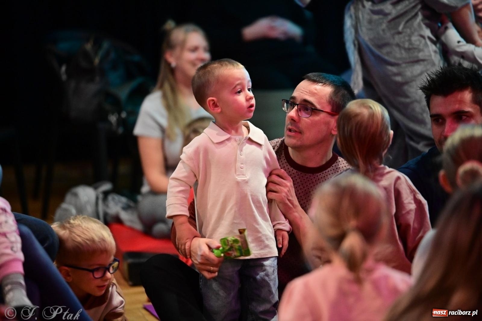 Zdjęcie w galerii na portalu naszraciborz.pl: Maluchy w krainie dźwięków. Muzyczna podróż z Trzema Prosiaczkami za nami! wiadomości z regionu