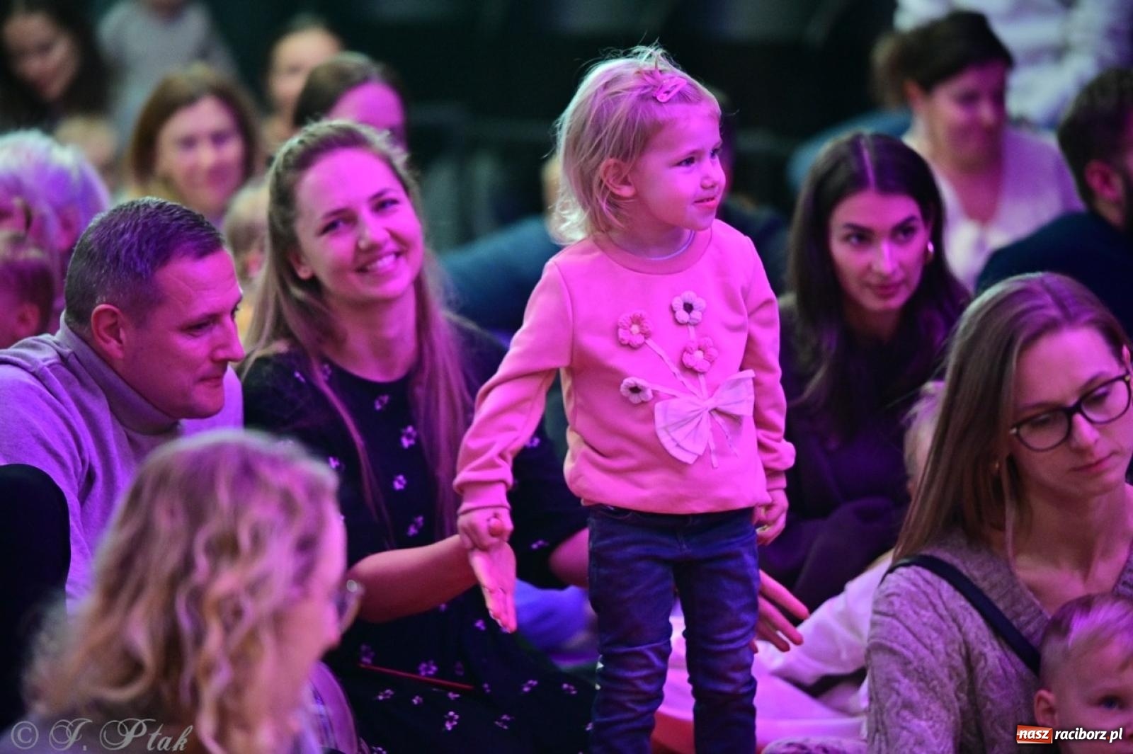 Zdjęcie w galerii na portalu naszraciborz.pl: Maluchy w krainie dźwięków. Muzyczna podróż z Trzema Prosiaczkami za nami! wiadomości z regionu