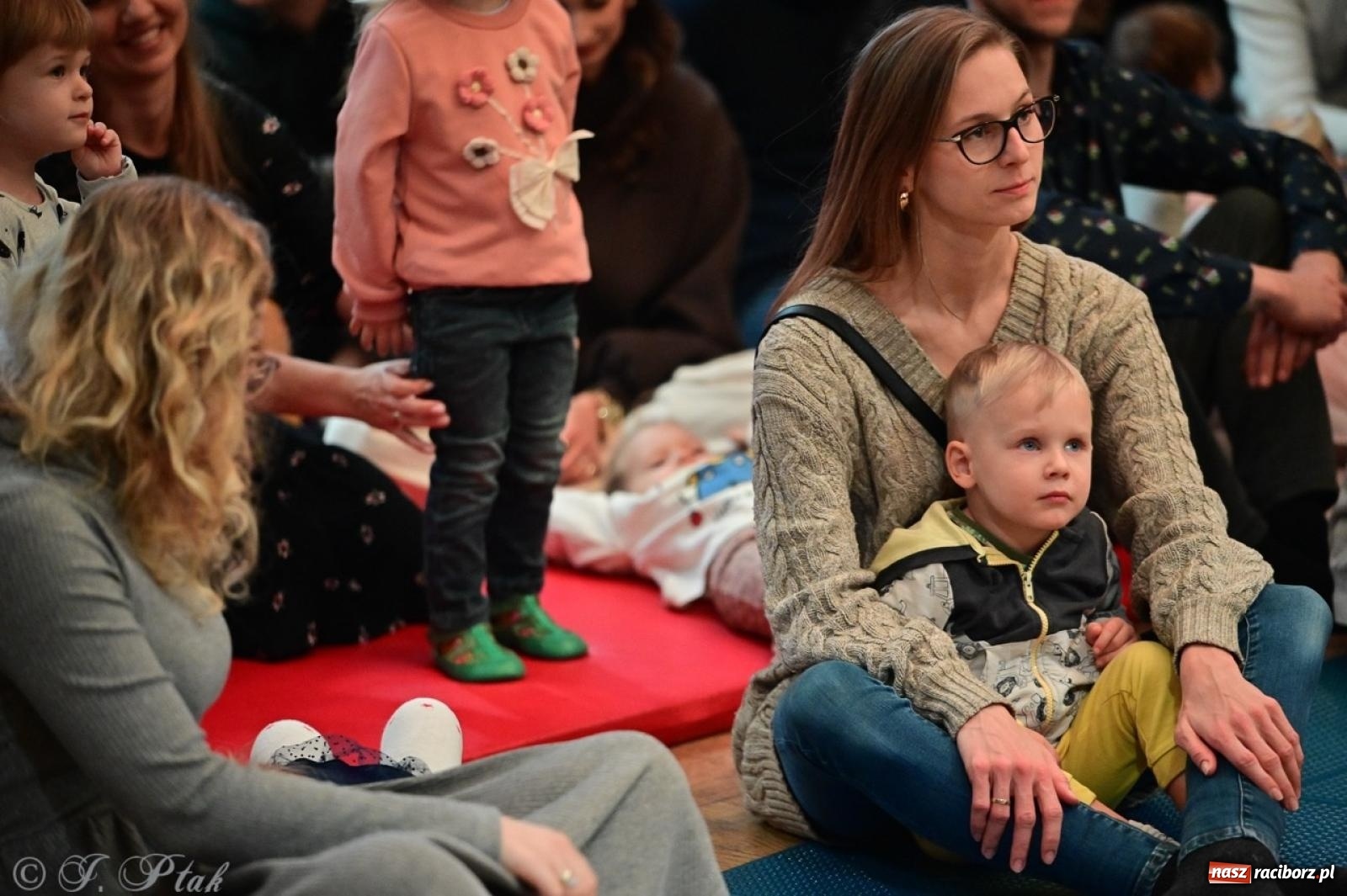 Zdjęcie w galerii na portalu naszraciborz.pl: Maluchy w krainie dźwięków. Muzyczna podróż z Trzema Prosiaczkami za nami! wiadomości z regionu