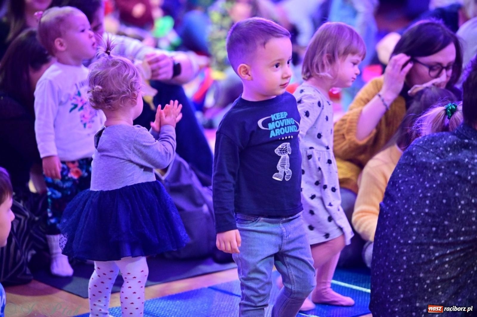Zdjęcie w galerii na portalu naszraciborz.pl: Maluchy w krainie dźwięków. Muzyczna podróż z Trzema Prosiaczkami za nami! wiadomości z regionu