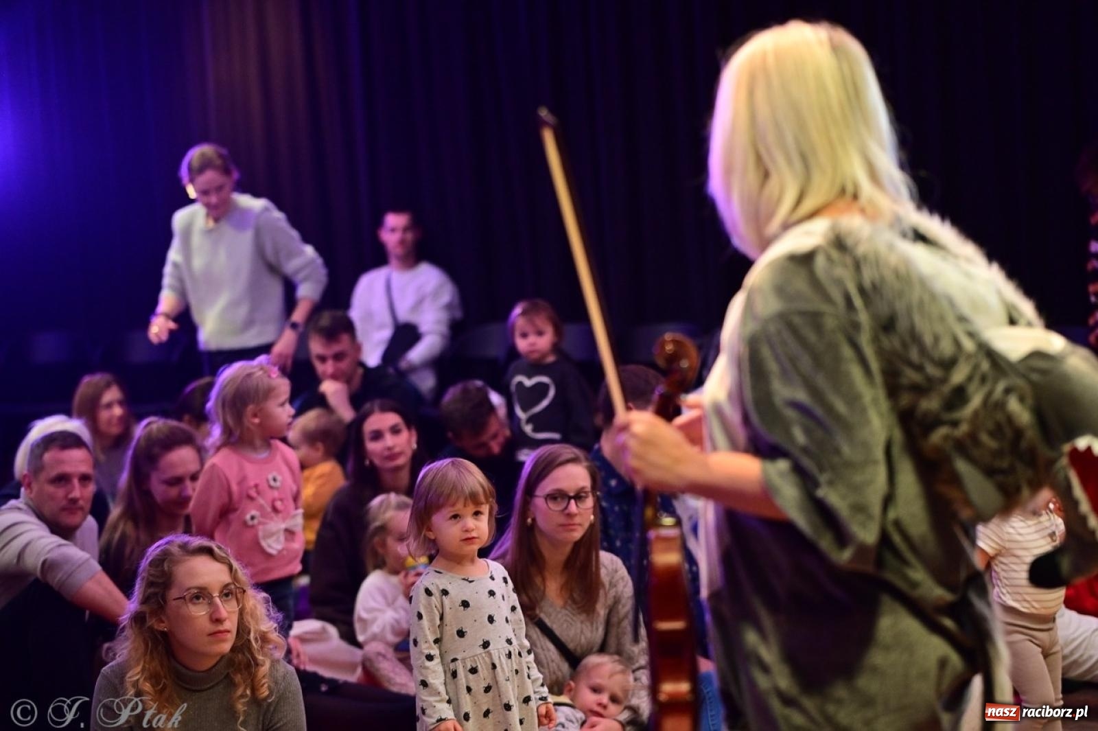 Zdjęcie w galerii na portalu naszraciborz.pl: Maluchy w krainie dźwięków. Muzyczna podróż z Trzema Prosiaczkami za nami! wiadomości z regionu